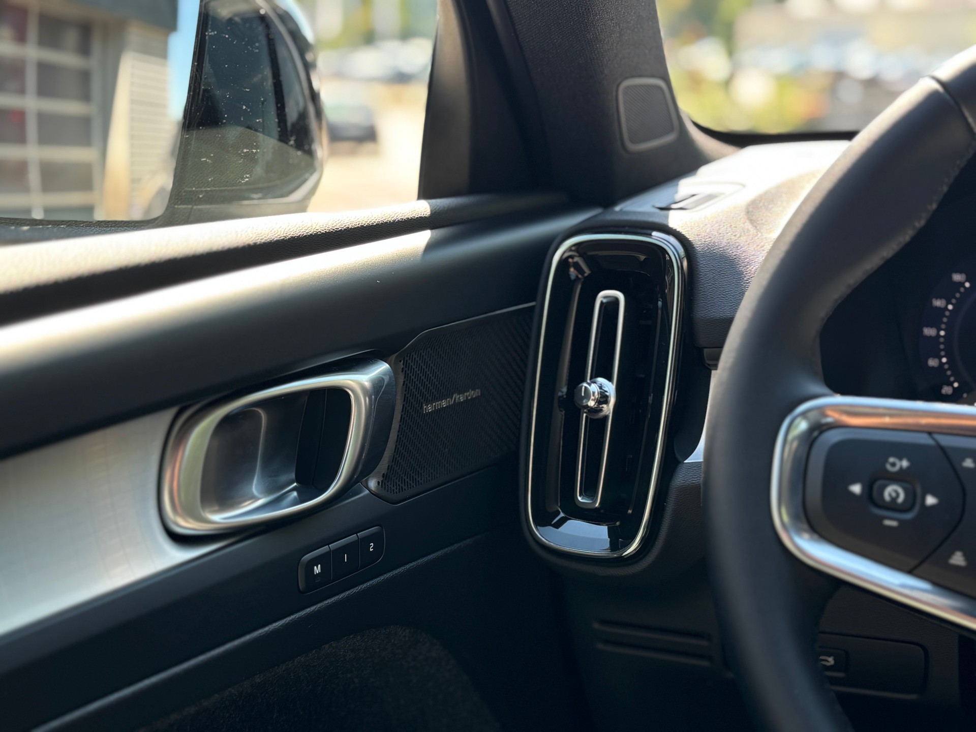 VOLVO XC40 2.0 B4 MH Plus Dark-image-16