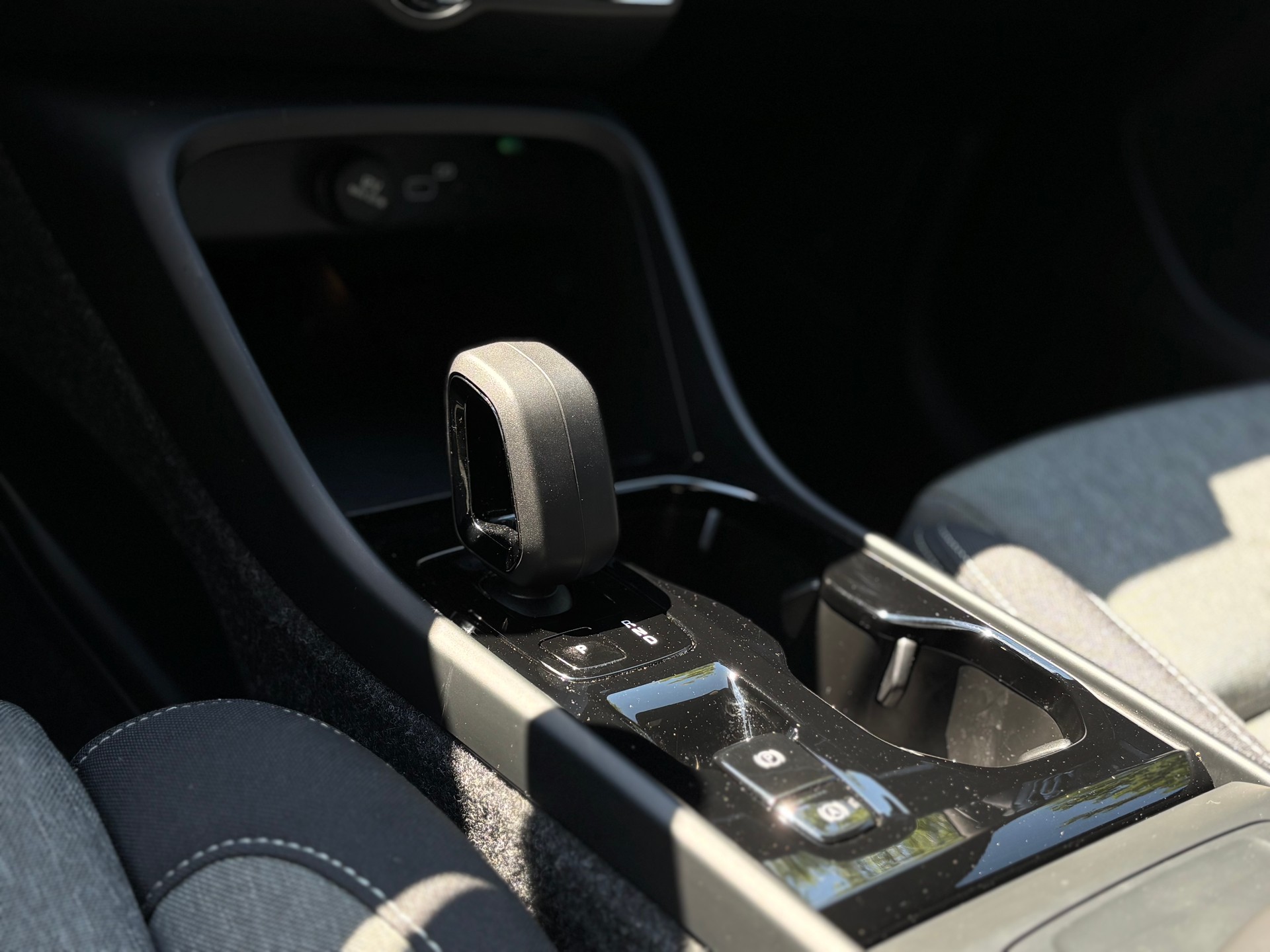 VOLVO XC40 2.0 B4 MH Plus Dark-image-17