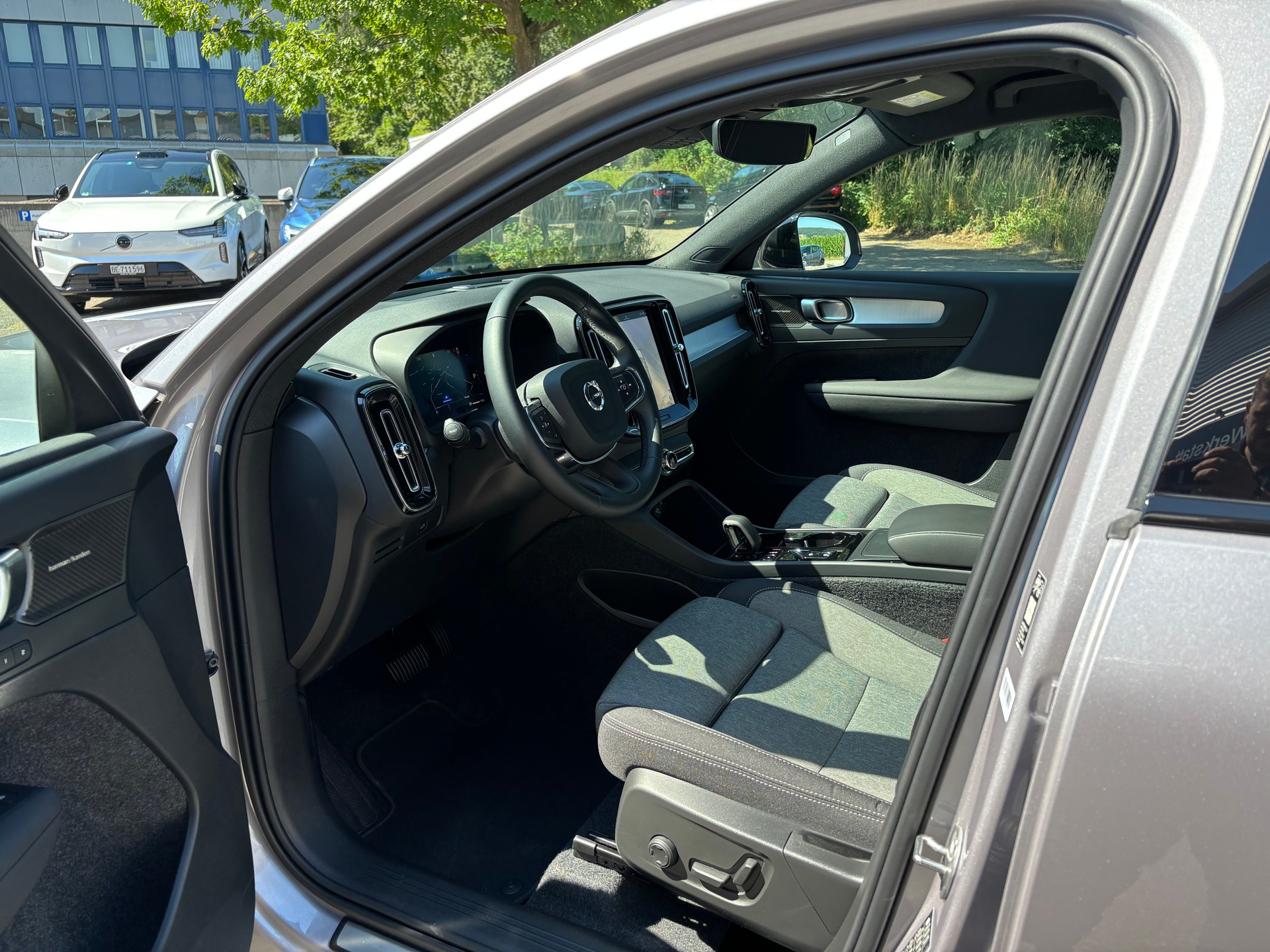 VOLVO XC40 2.0 B4 MH Plus Dark-showroom-element-2