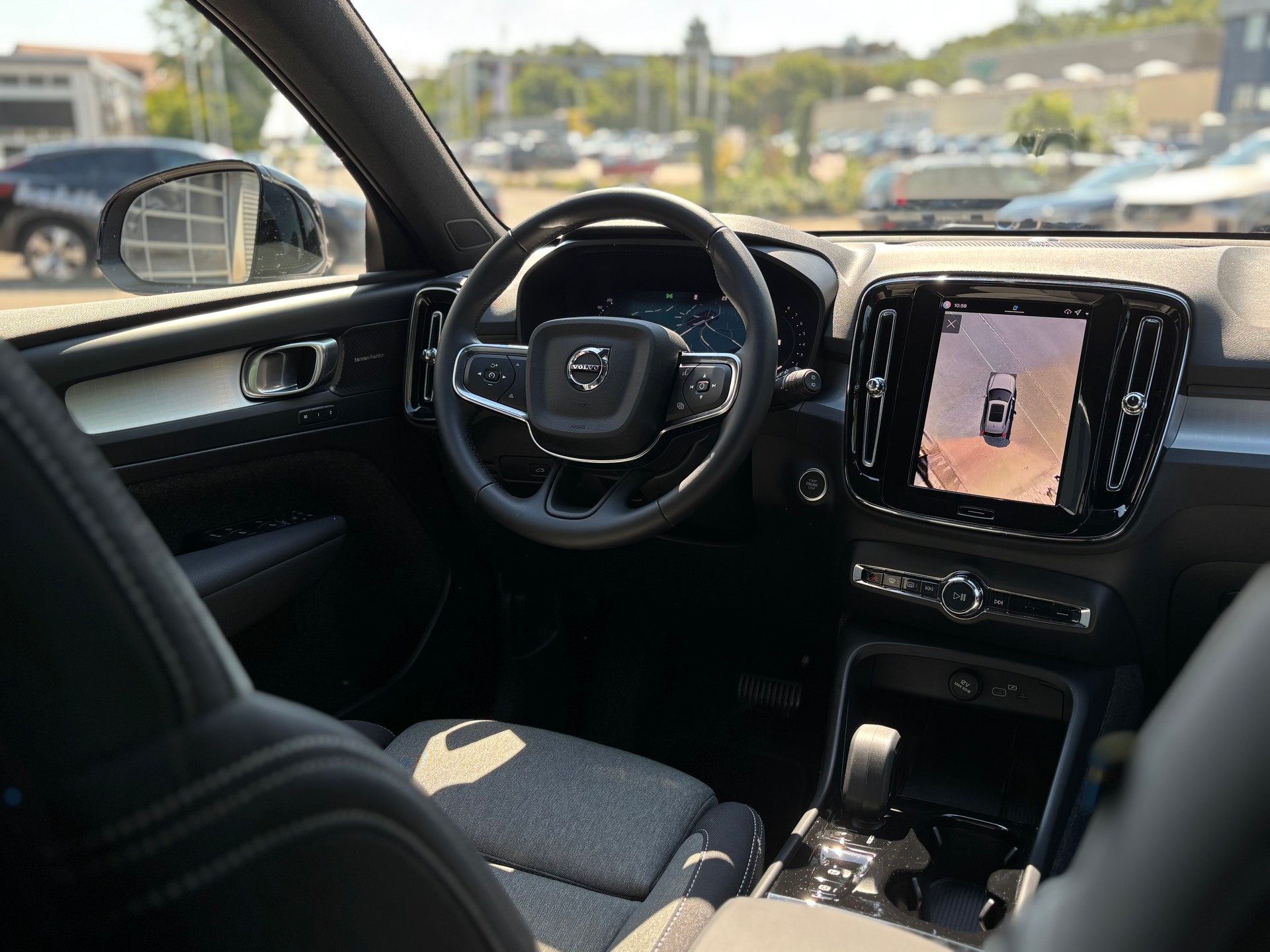 VOLVO XC40 2.0 B4 MH Plus Dark-image-13