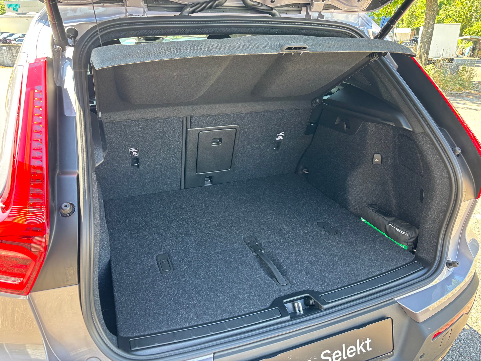 VOLVO XC40 2.0 B4 MH Plus Dark-image-9