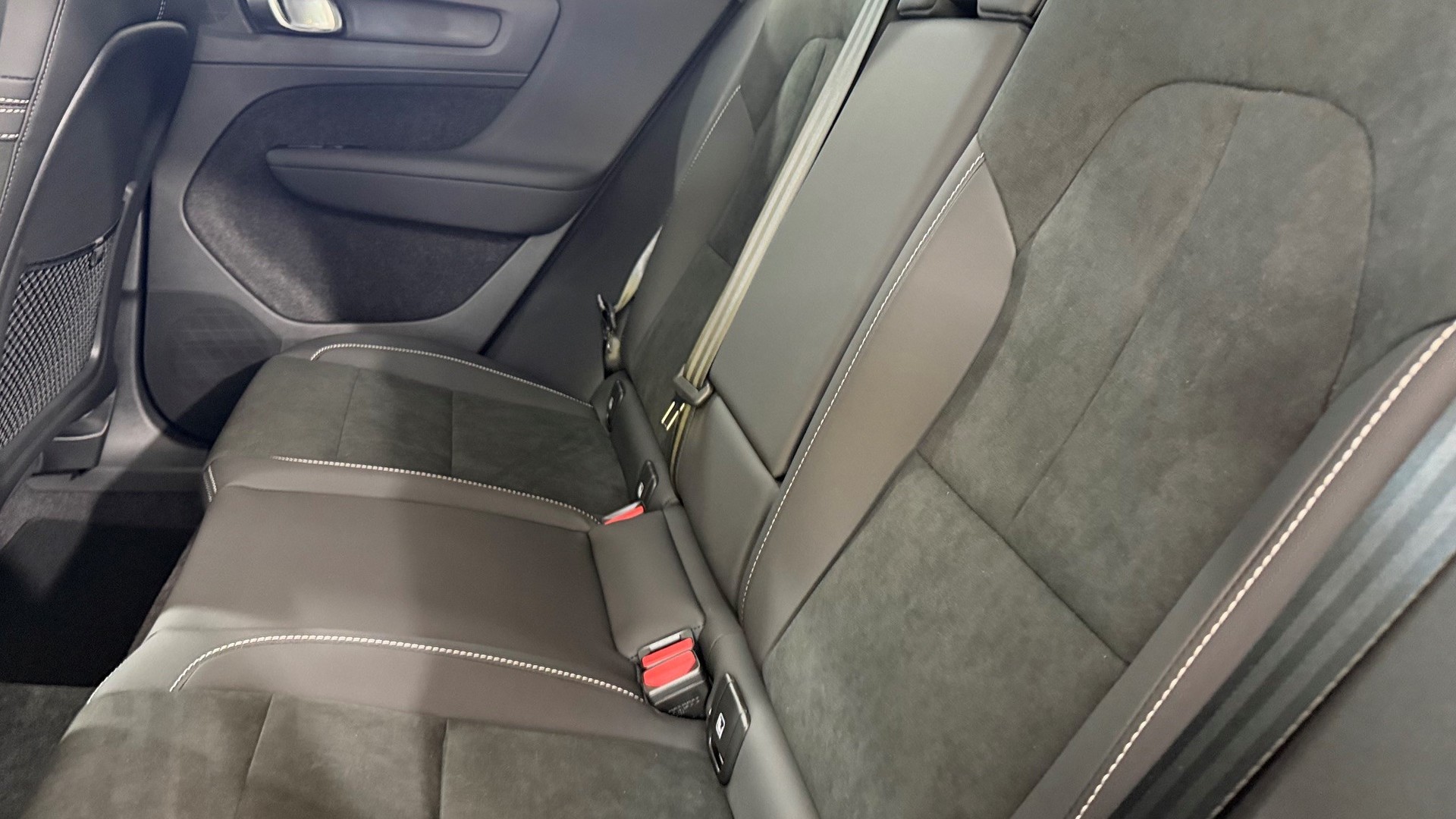 VOLVO XC40 2.0 B4 MH Black Edition-image-6