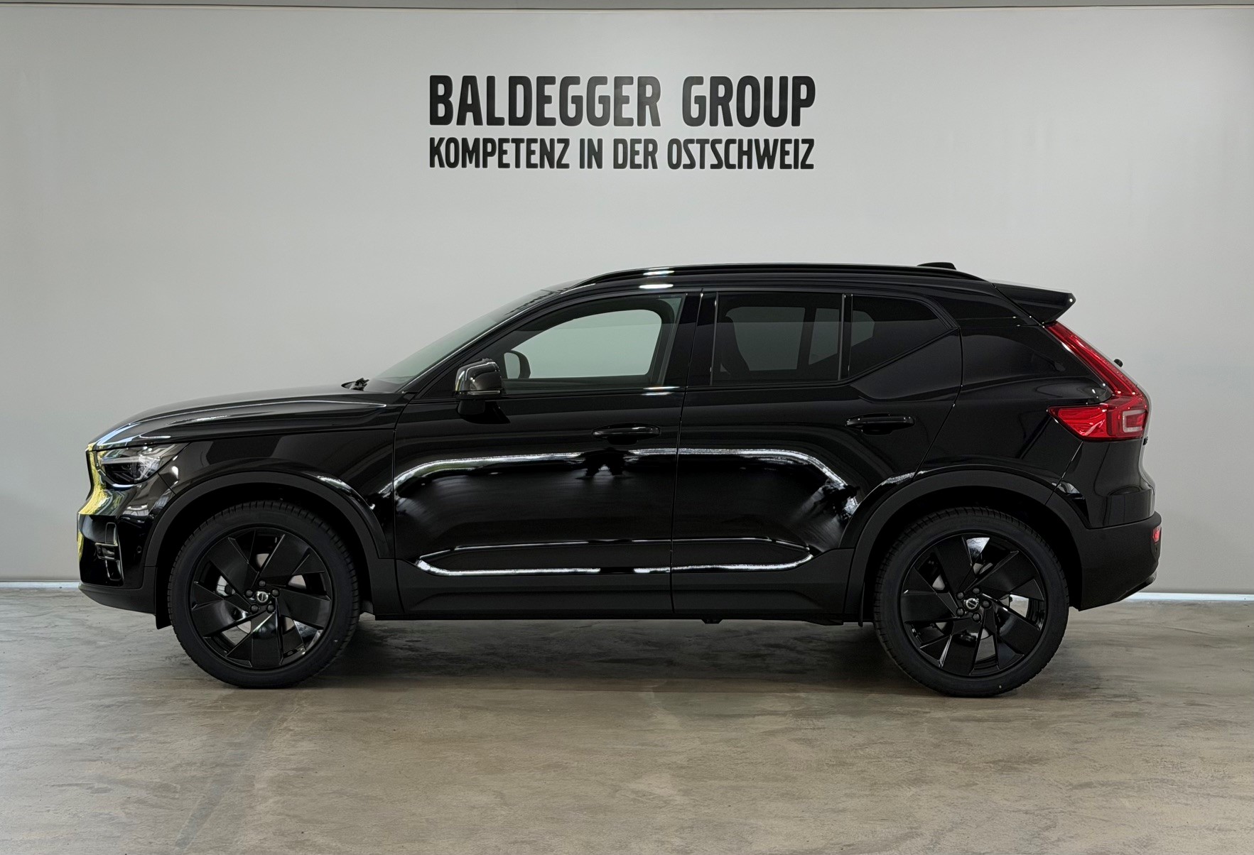 VOLVO XC40 2.0 B4 MH Black Edition-showroom-element-1