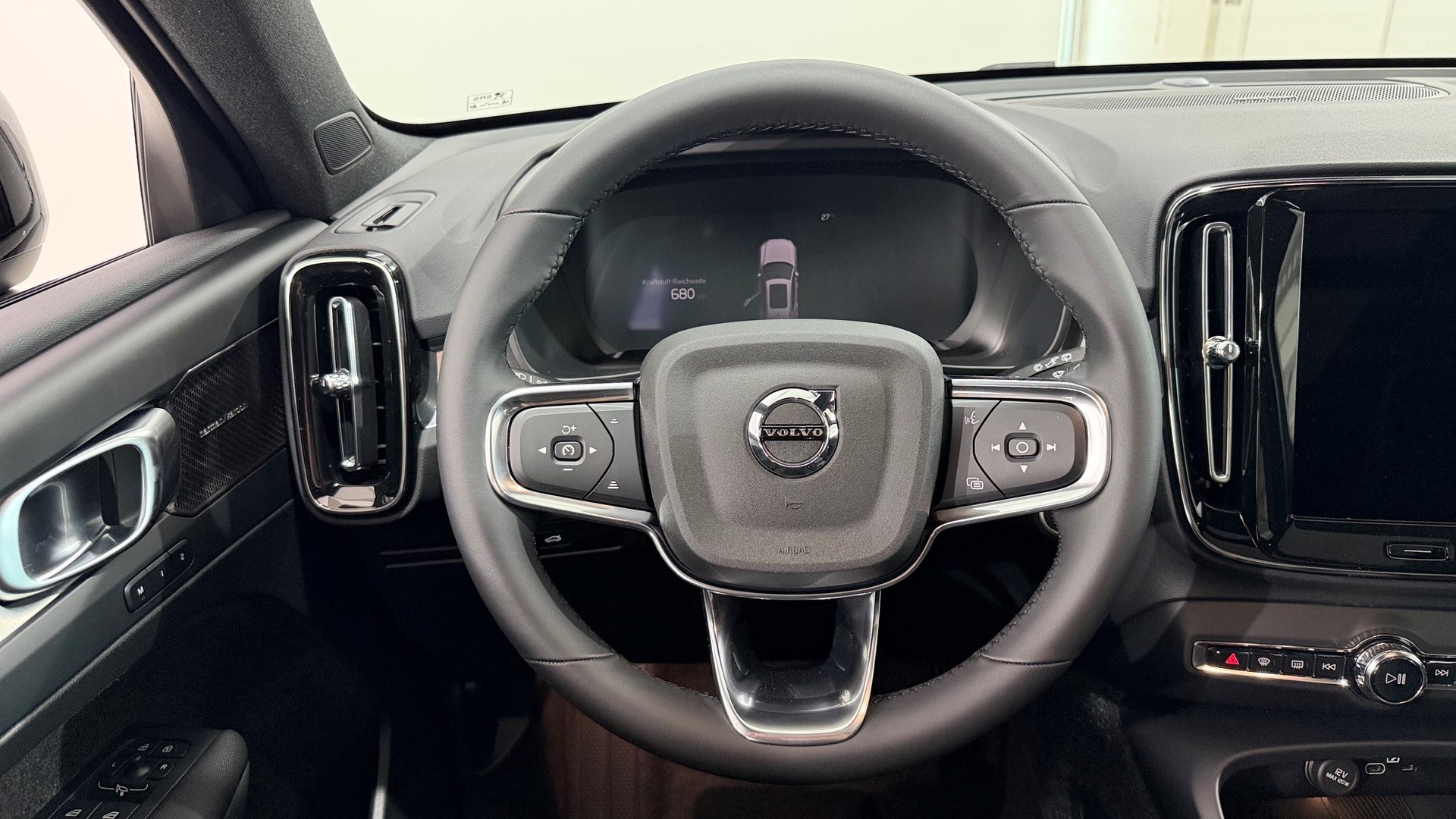 VOLVO XC40 2.0 B4 MH Black Edition-image-12