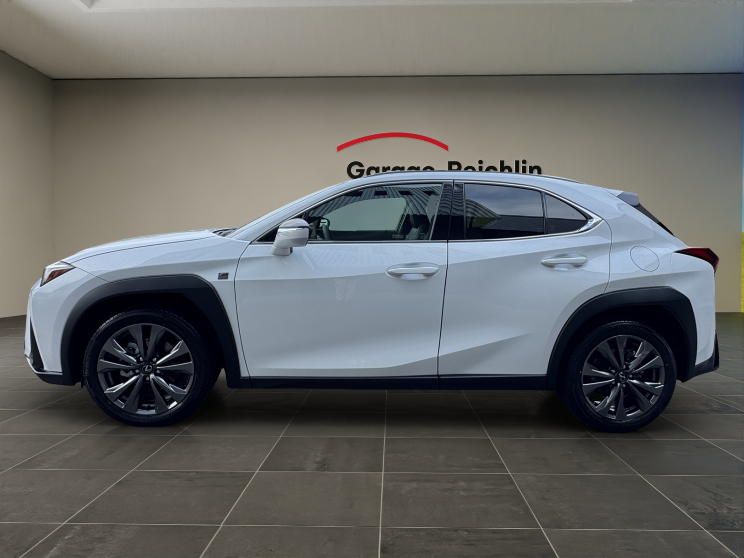 LEXUS UX 300h F-Line-showroom-element-1