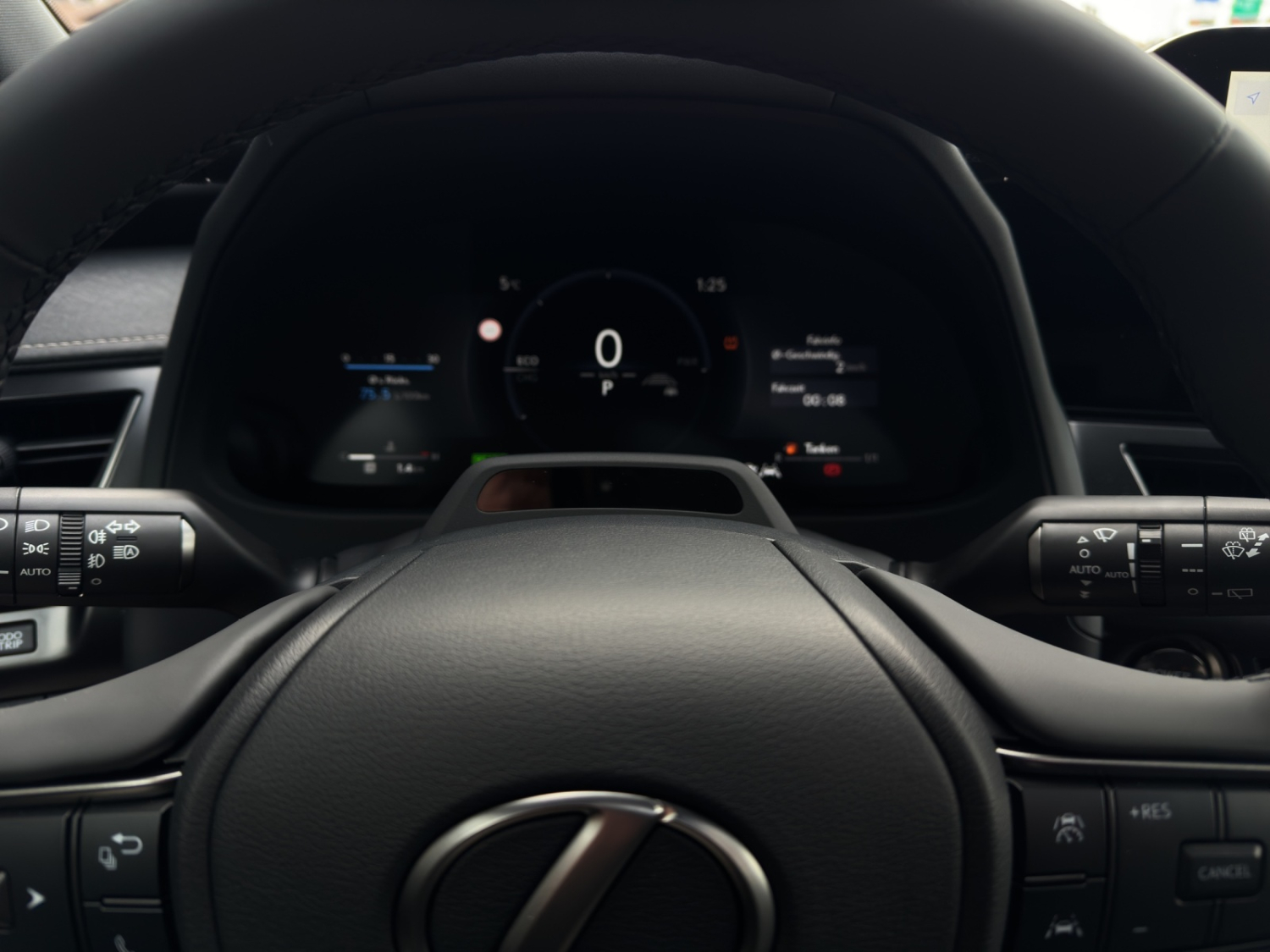 LEXUS UX 300h F-Line-image-10