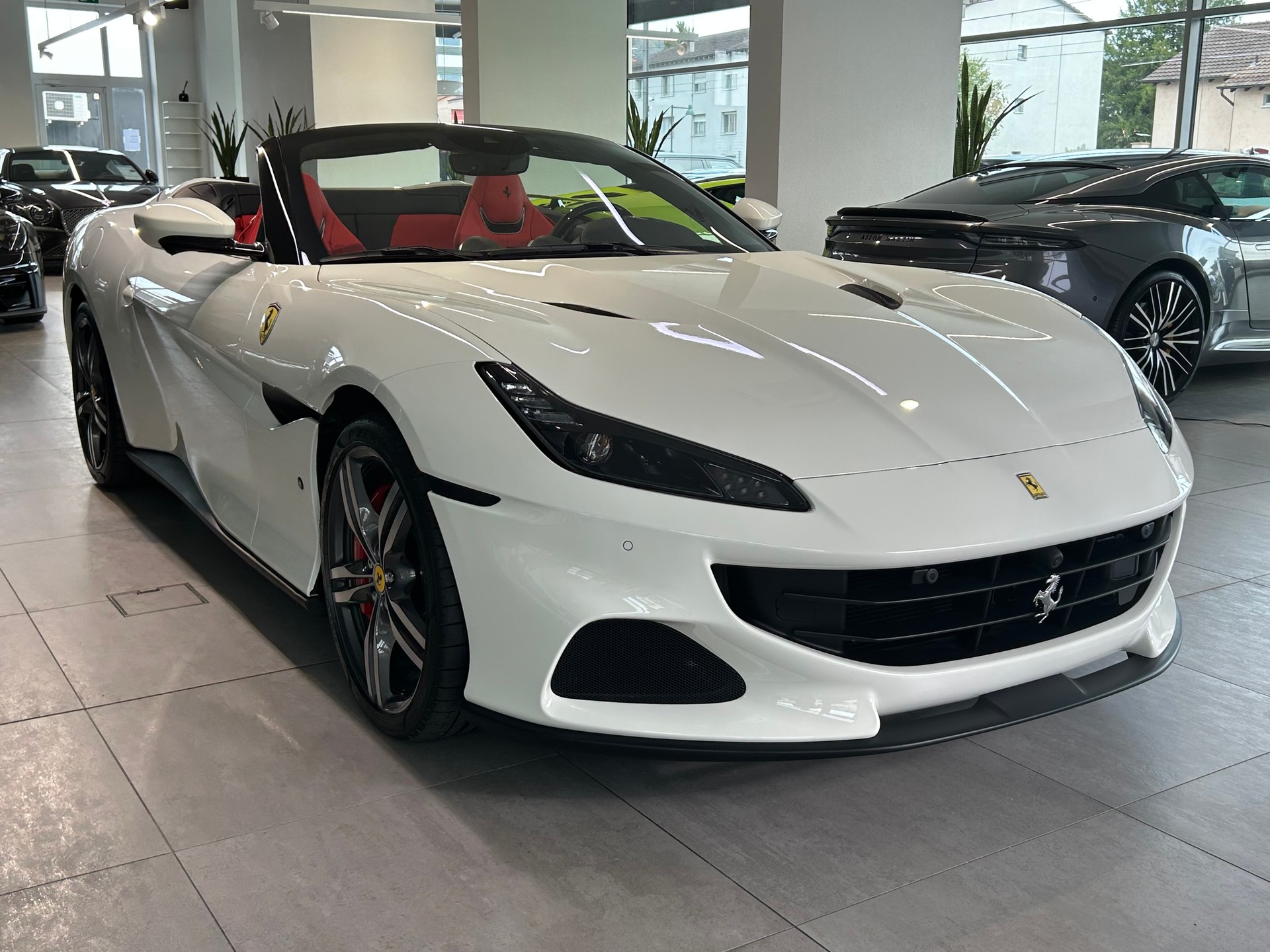 FERRARI Portofino M-showroom-element-1