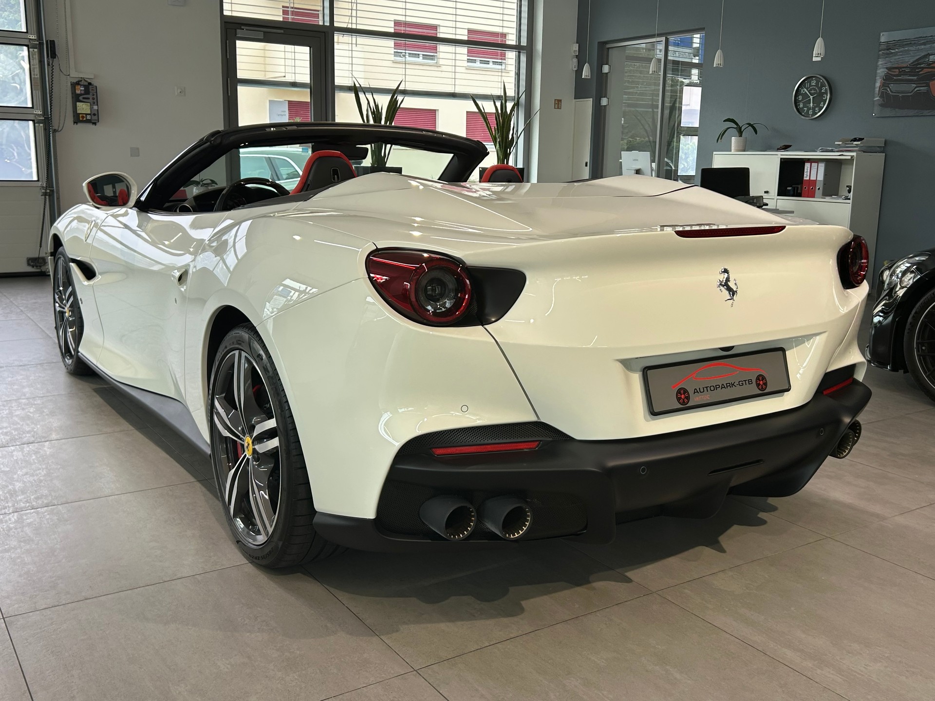 FERRARI Portofino M-image-7