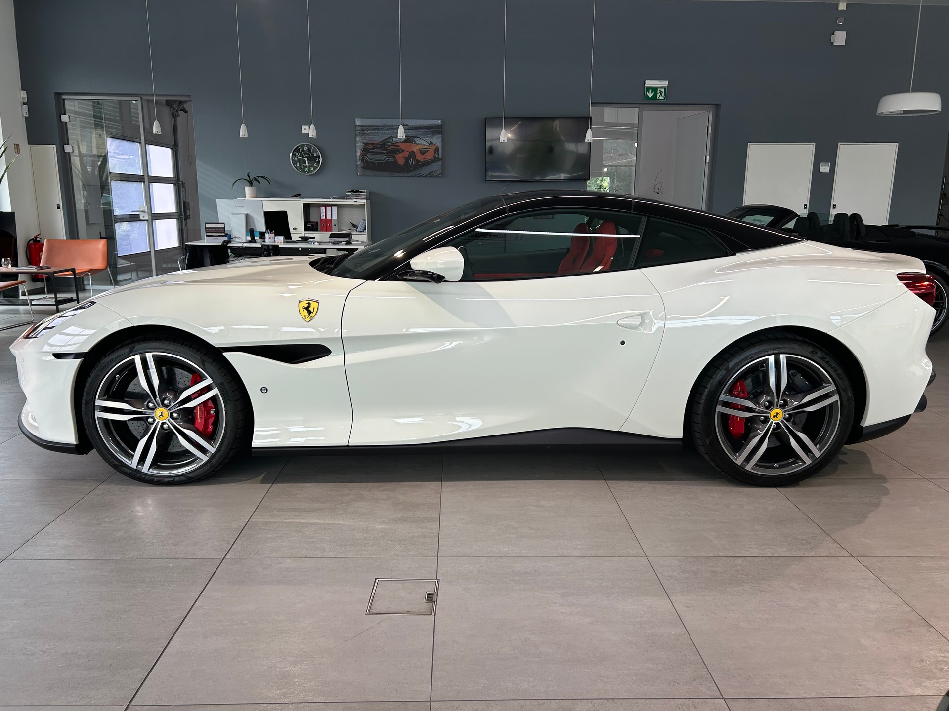 FERRARI Portofino M-showroom-element-3
