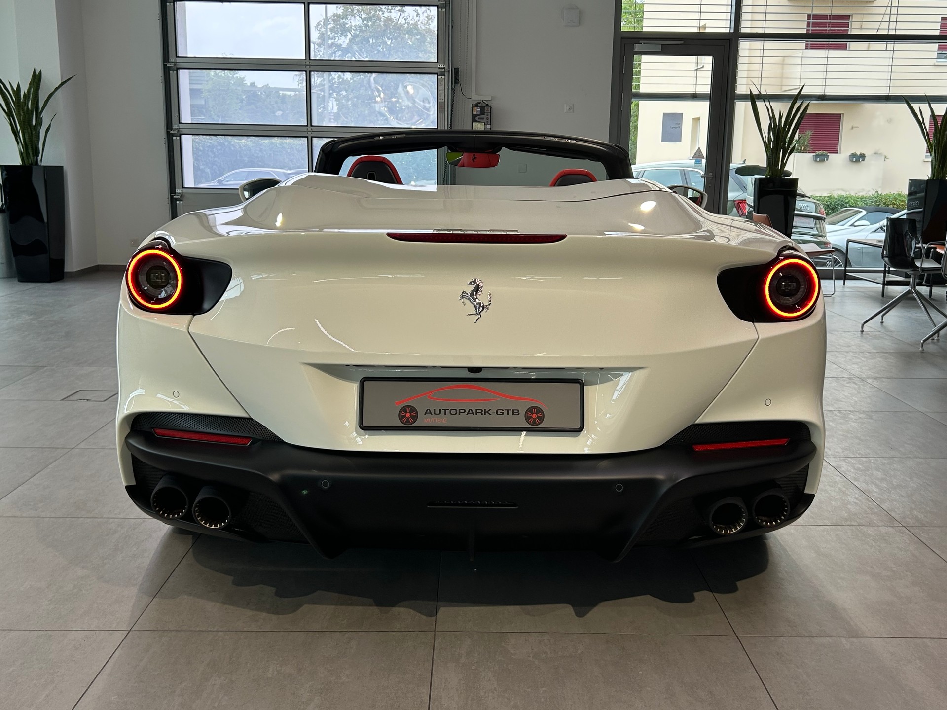 FERRARI Portofino M-image-9