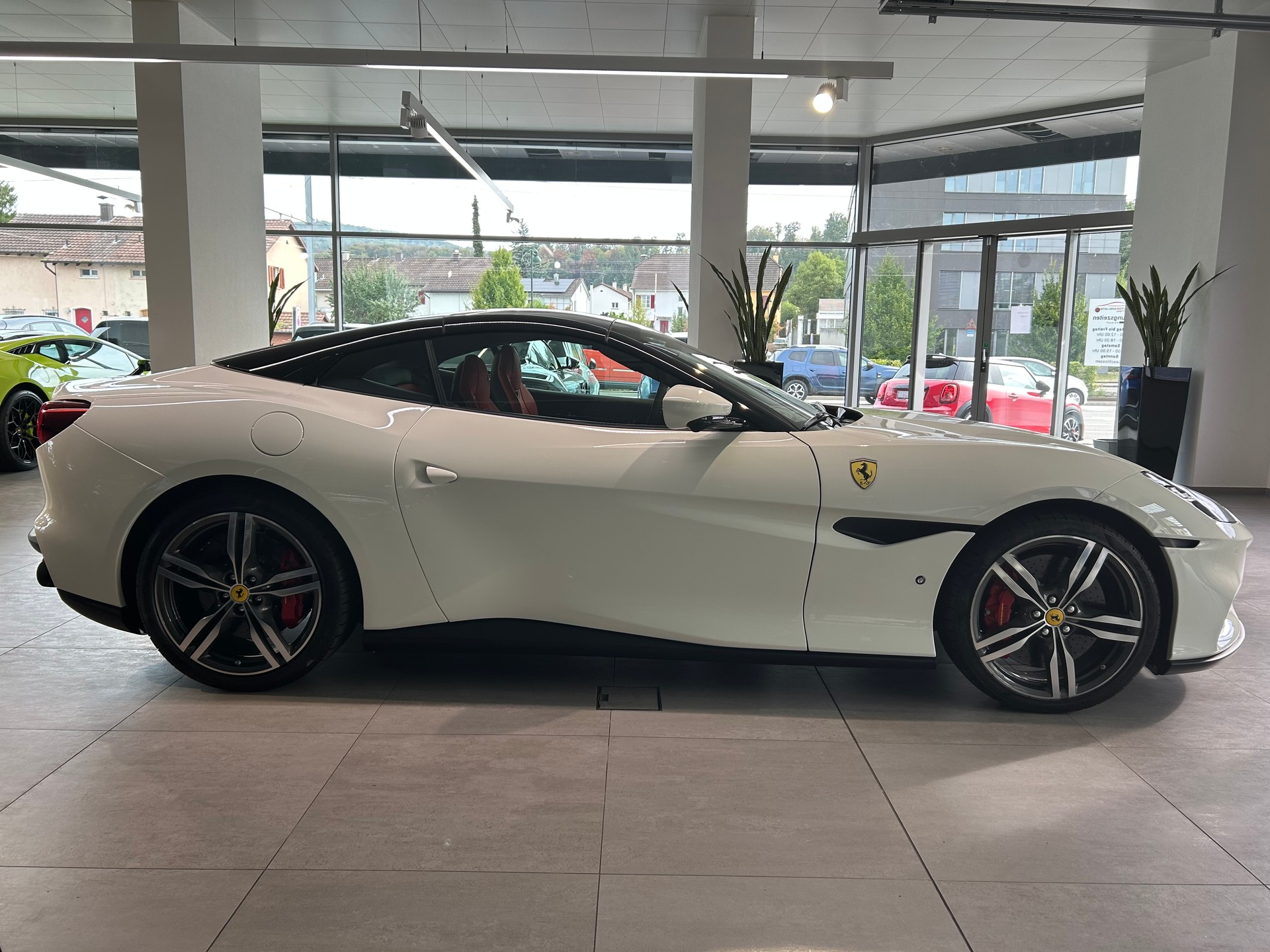 FERRARI Portofino M-image-5