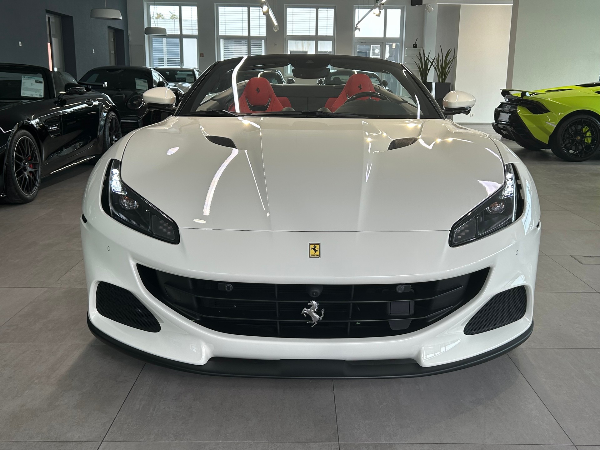 FERRARI Portofino M-showroom-element-2
