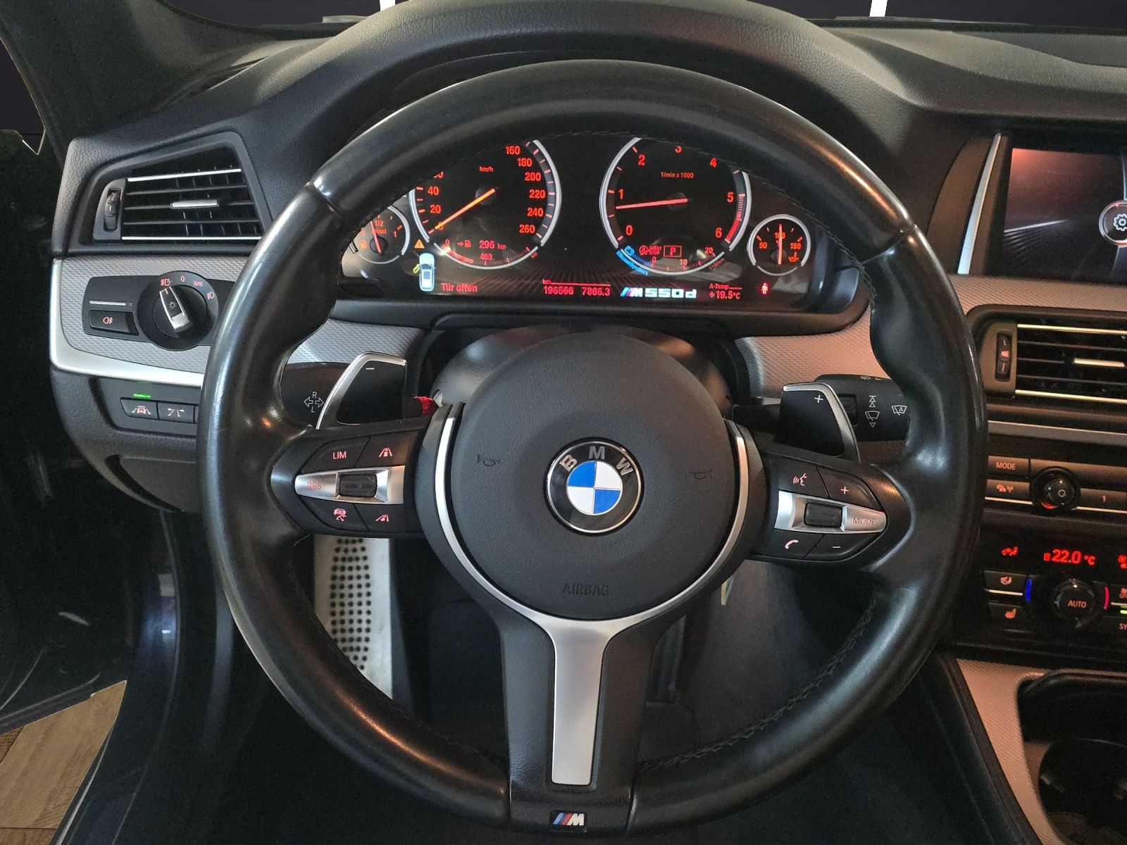 BMW M550 d Touring xDrive Steptronic-image-10