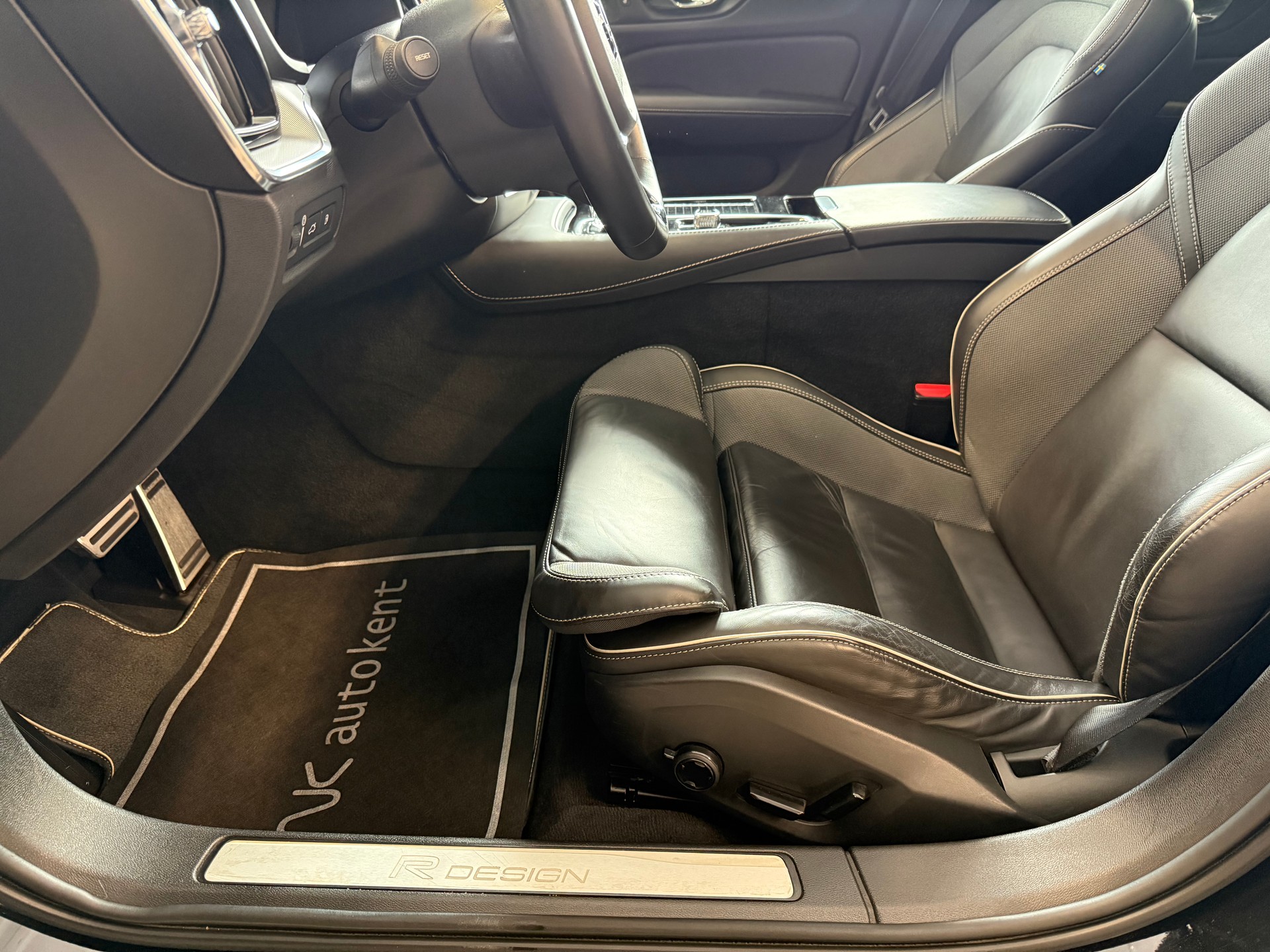 VOLVO V60 T8 eAWD Twin Engine R-Design Geartronic-image-15