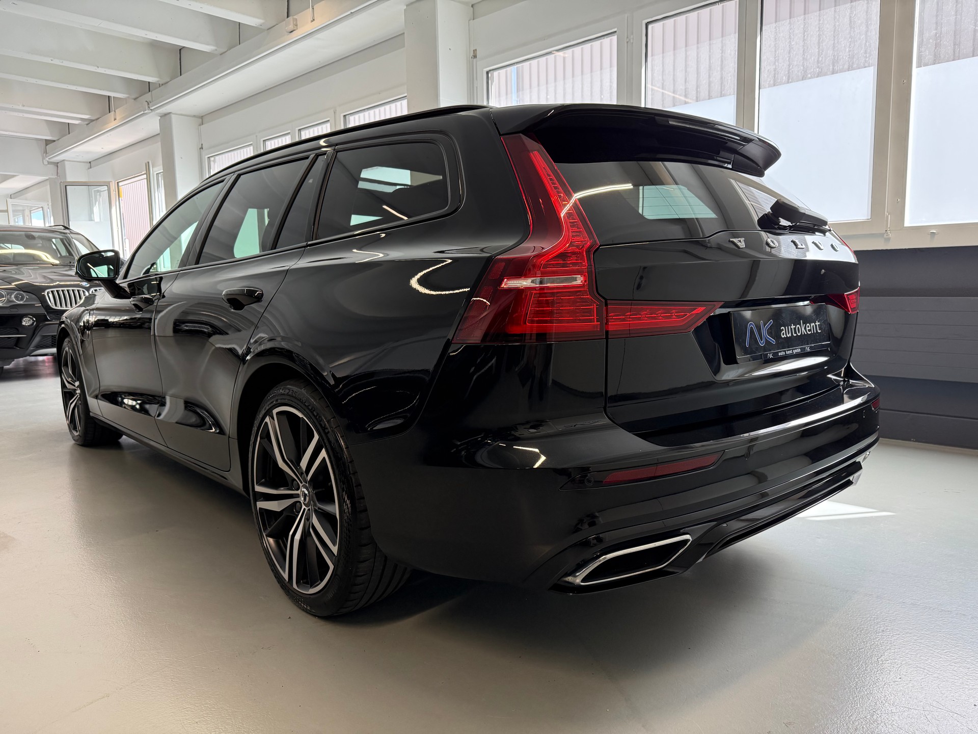 VOLVO V60 T8 eAWD Twin Engine R-Design Geartronic-showroom-element-3