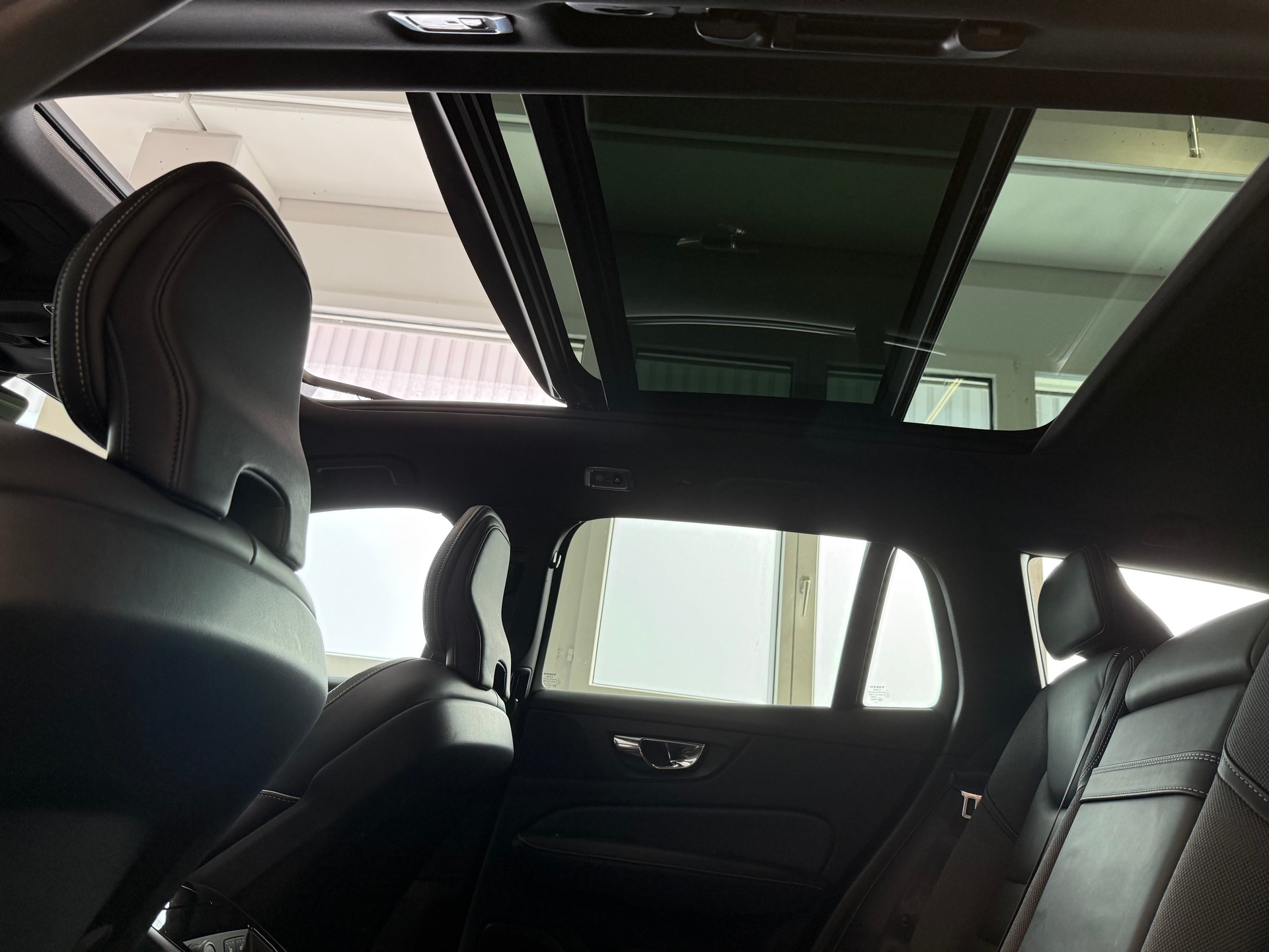 VOLVO V60 T8 eAWD Twin Engine R-Design Geartronic-image-22