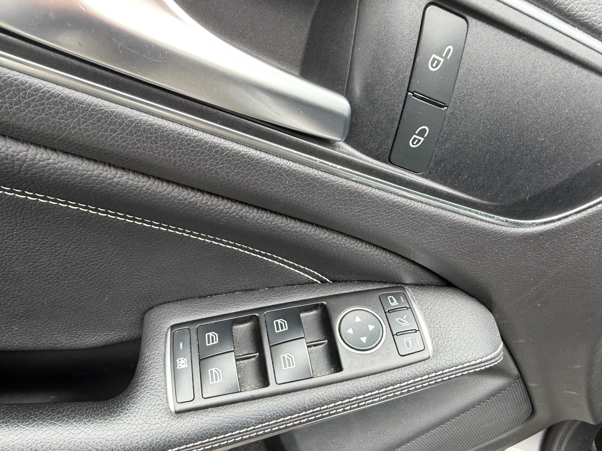 MERCEDES-BENZ A 180 Urban 7G-DCT-image-10
