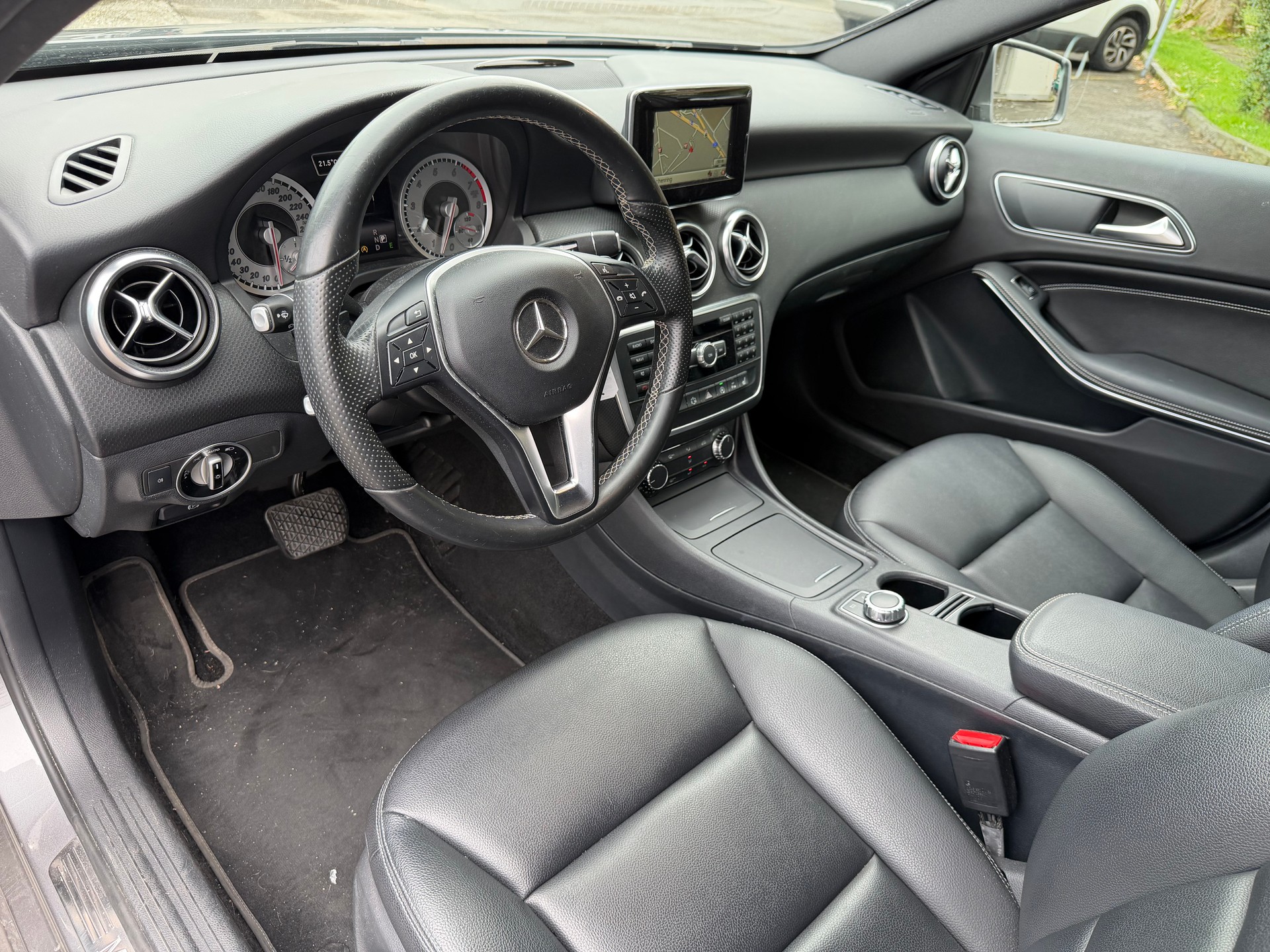 MERCEDES-BENZ A 180 Urban 7G-DCT-image-9