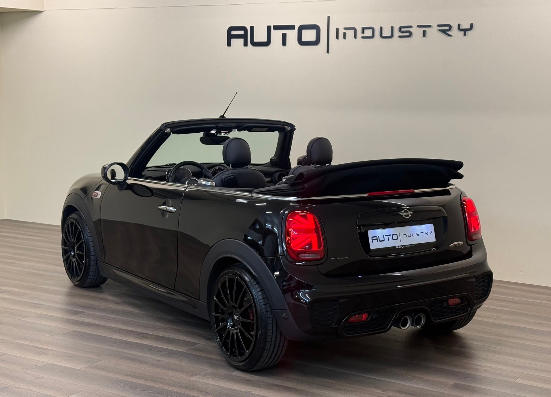 MINI Cooper John Cooper Works Cabriolet Steptronic-image-13