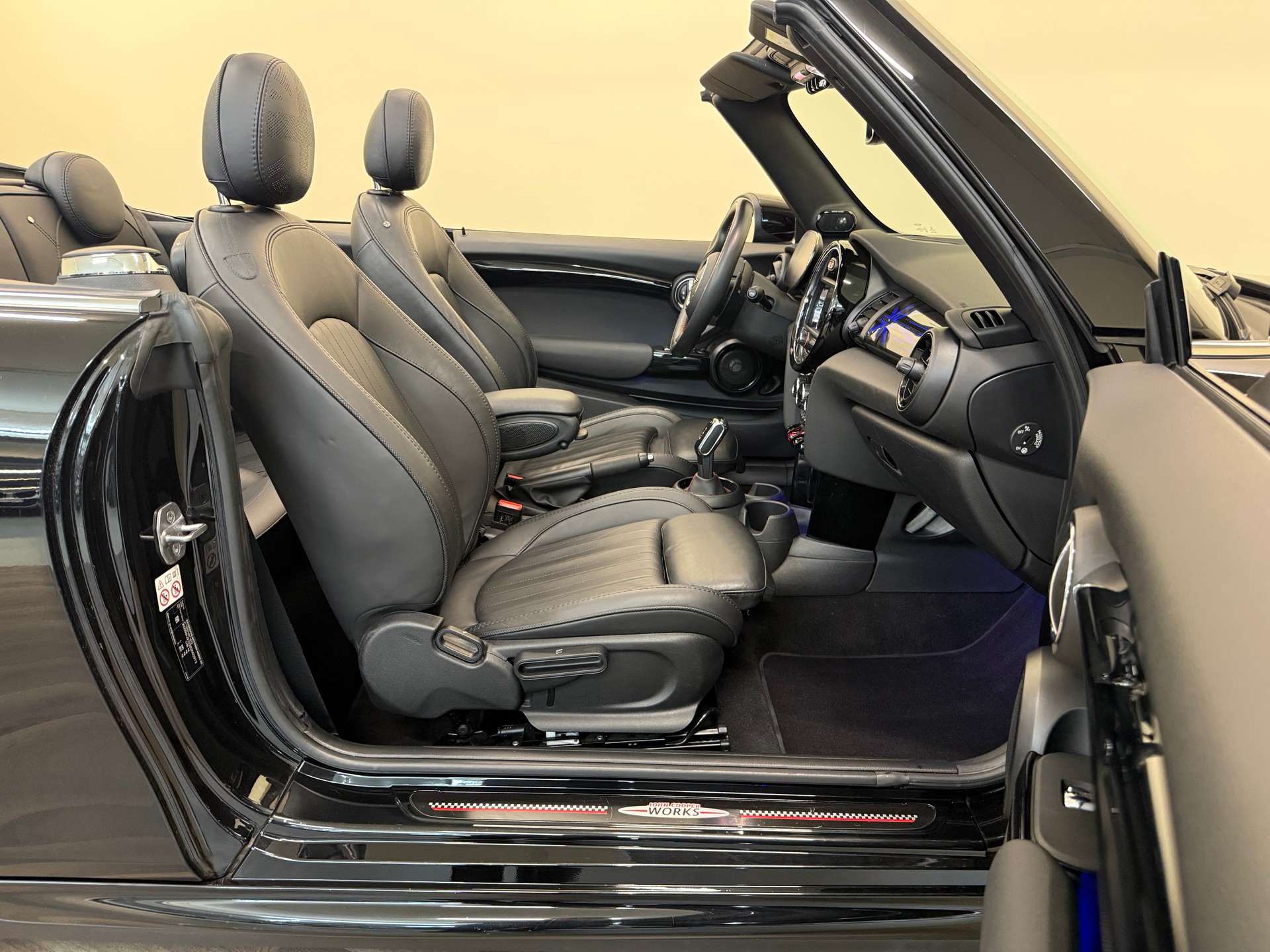 MINI Cooper John Cooper Works Cabriolet Steptronic-image-27