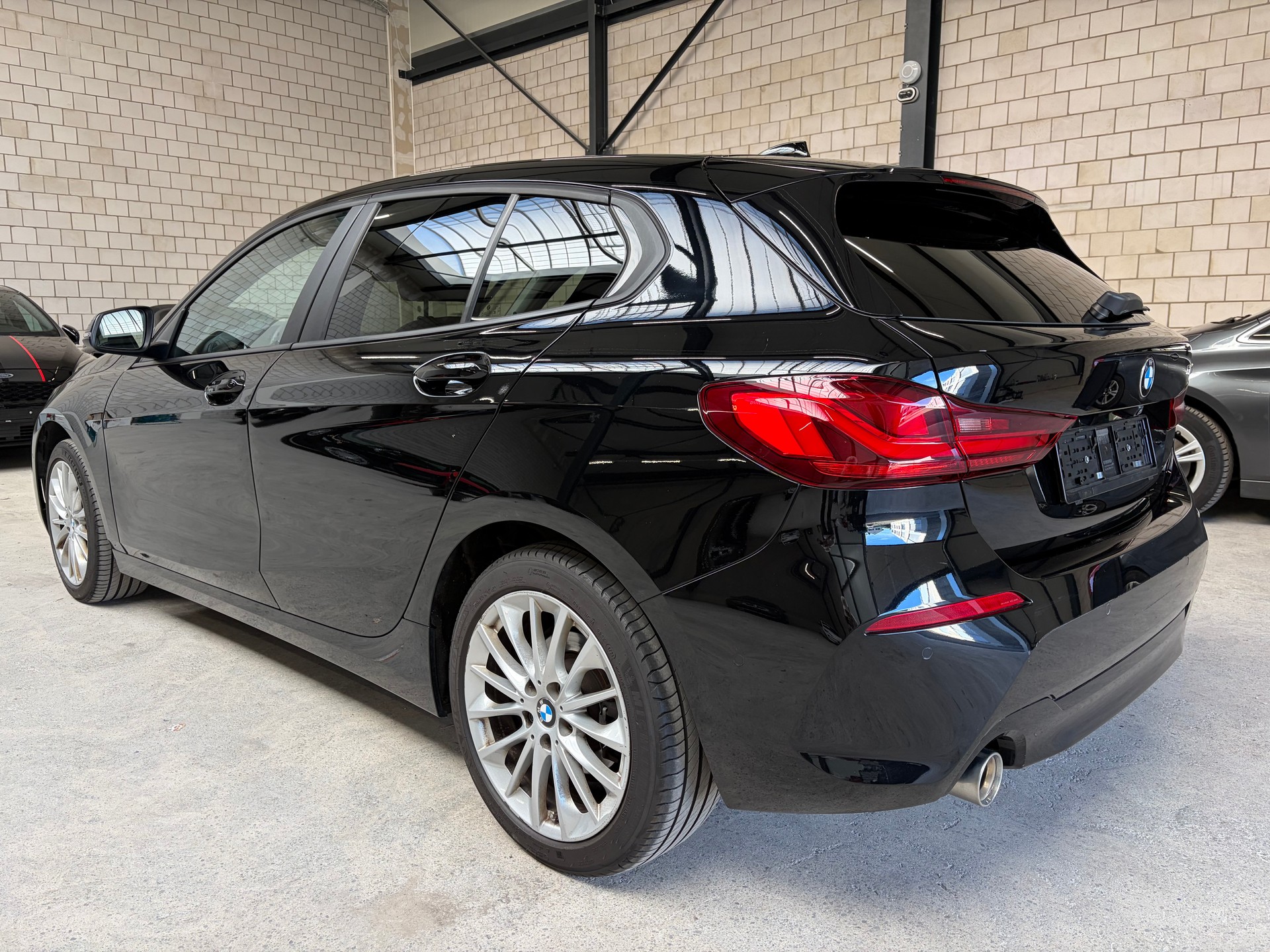 BMW 118i Steptronic-showroom-element-2