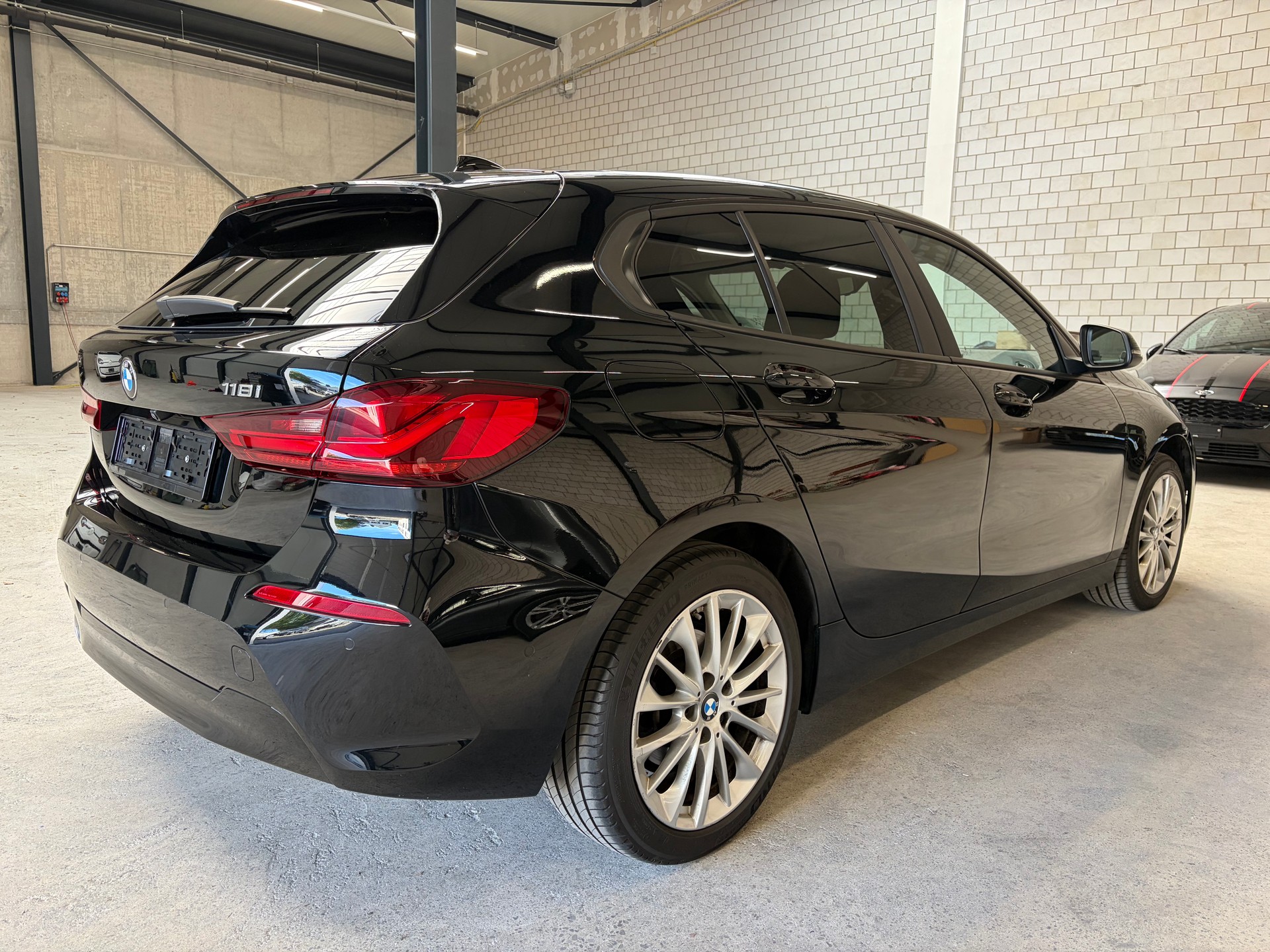 BMW 118i Steptronic-showroom-element-3