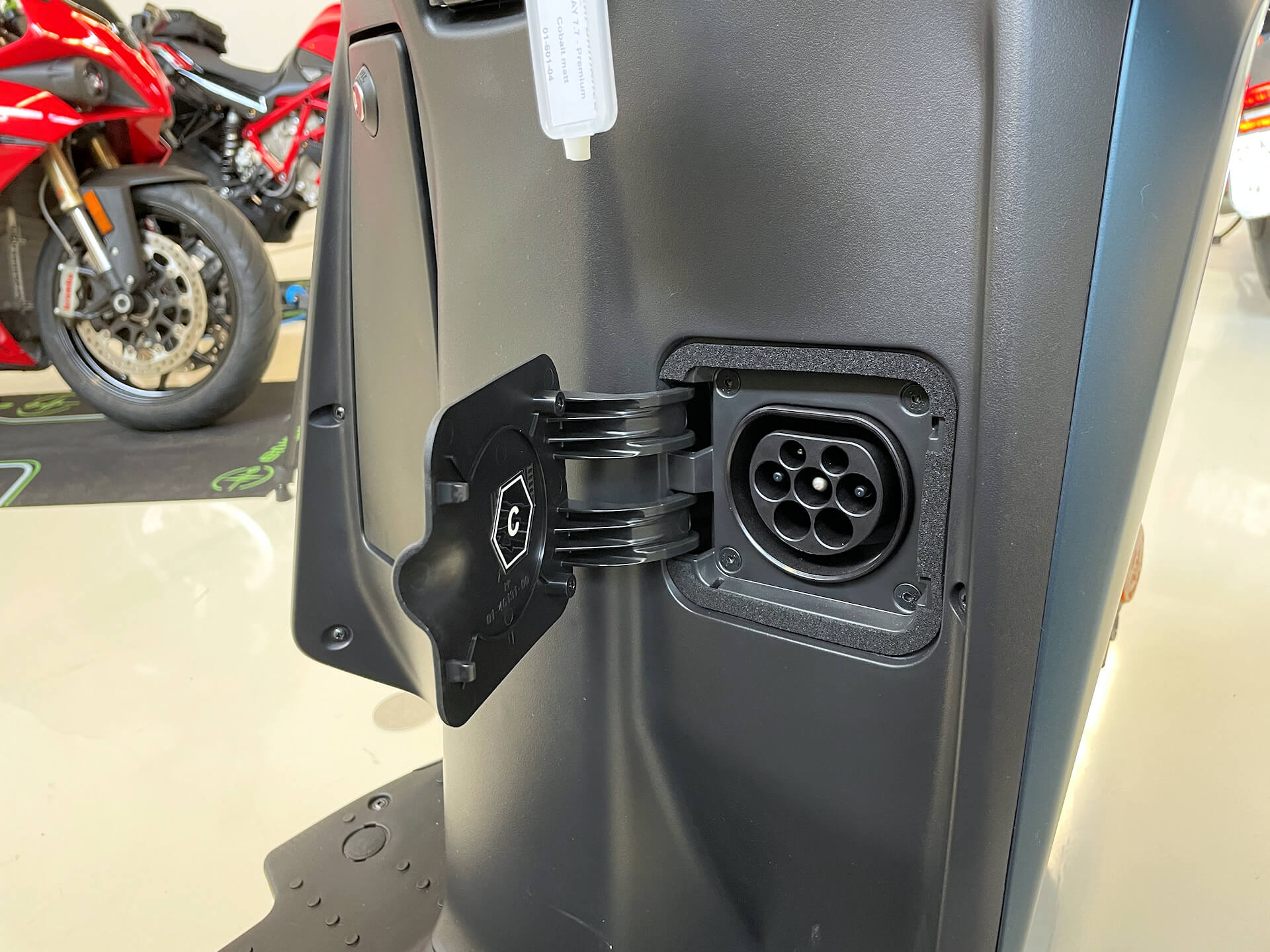 RAY Ray 7.7 Charger 3.3kW & T2 Premium-image-11