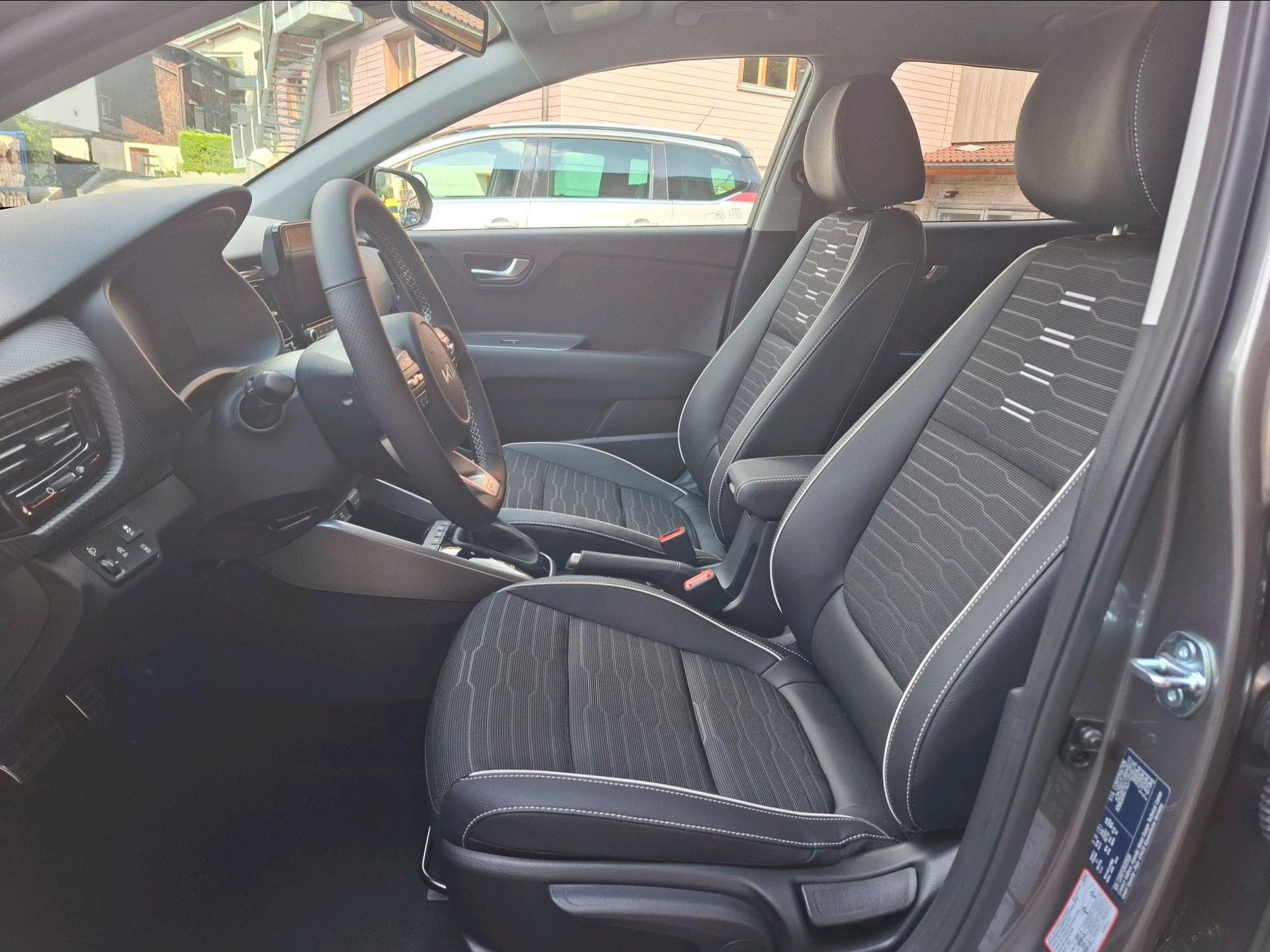KIA Stonic 1.0 T-GDi GT-Line-image-8