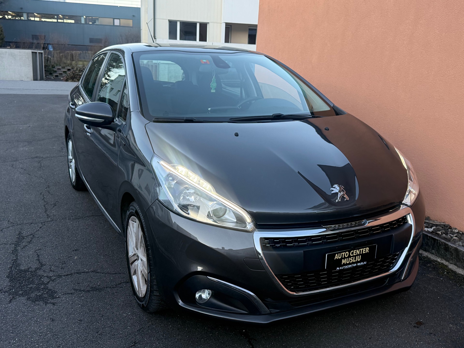 PEUGEOT 208 1.2 PureTech Style-image-3