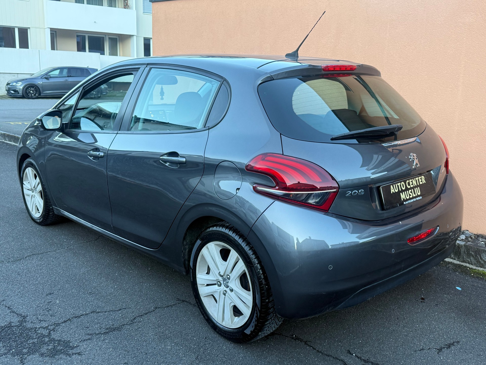 PEUGEOT 208 1.2 PureTech Style-image-2