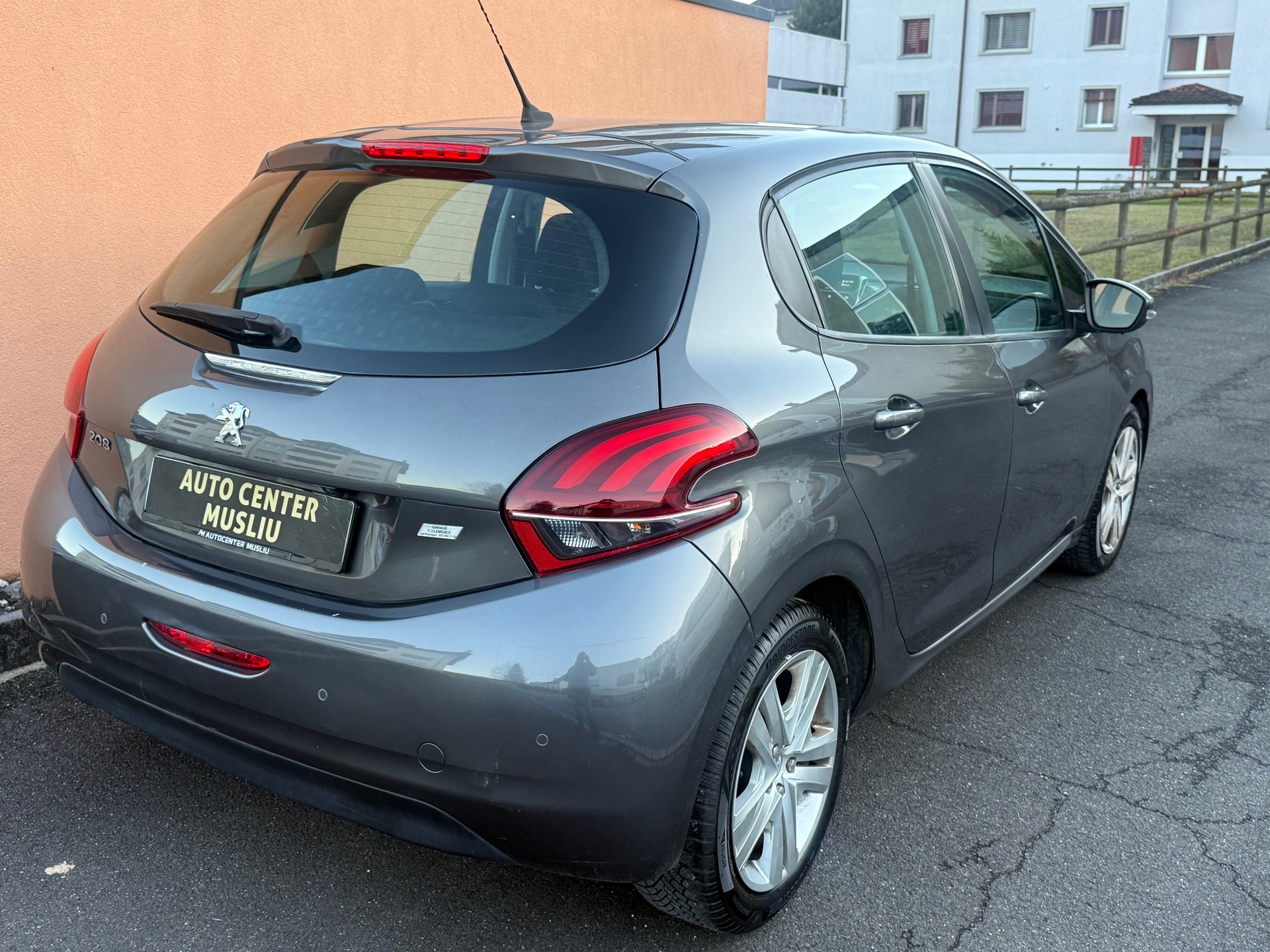 PEUGEOT 208 1.2 PureTech Style-image-5