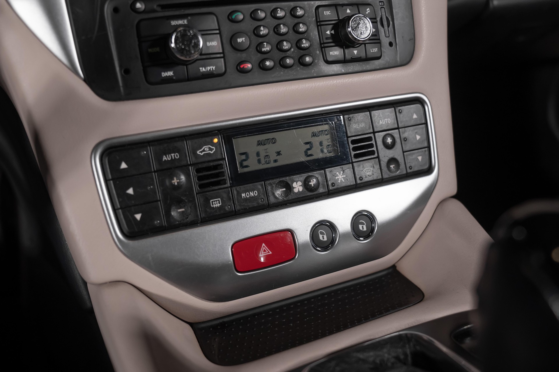 MASERATI Gran Cabrio 4.7 V8-image-28