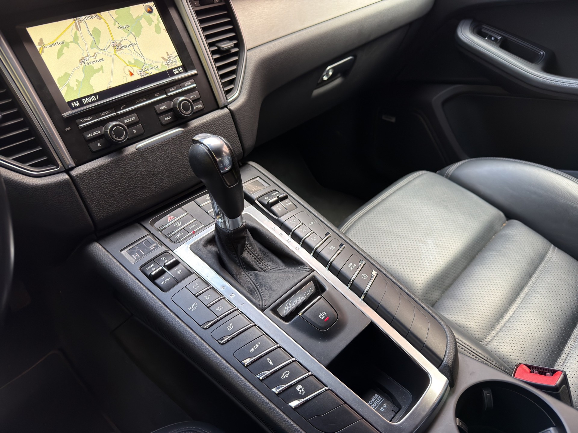 PORSCHE Macan Turbo PDK-image-16