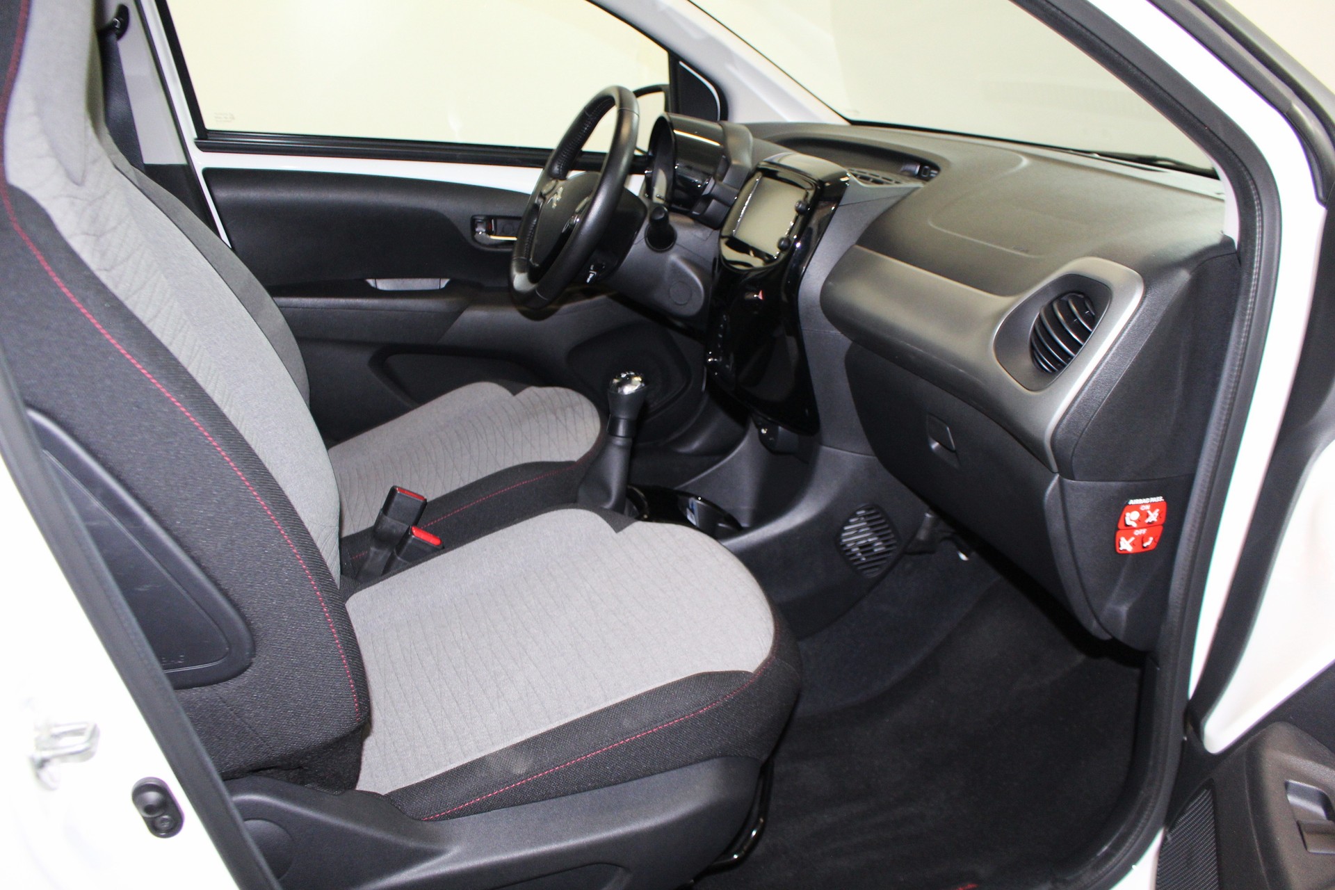 CITROEN C1 1.2 PureTech Shine Airscape-image-10