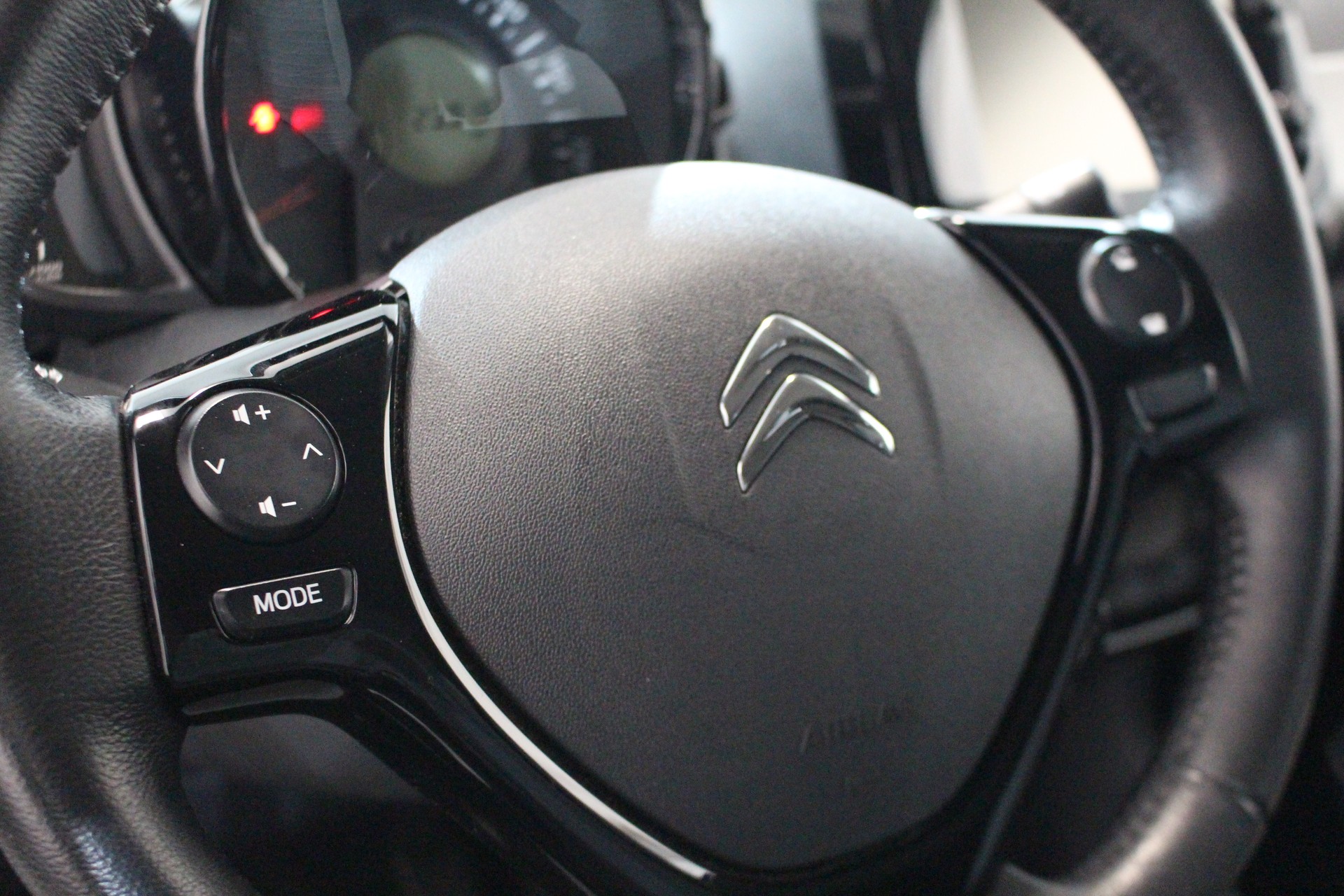 CITROEN C1 1.2 PureTech Shine Airscape-image-13