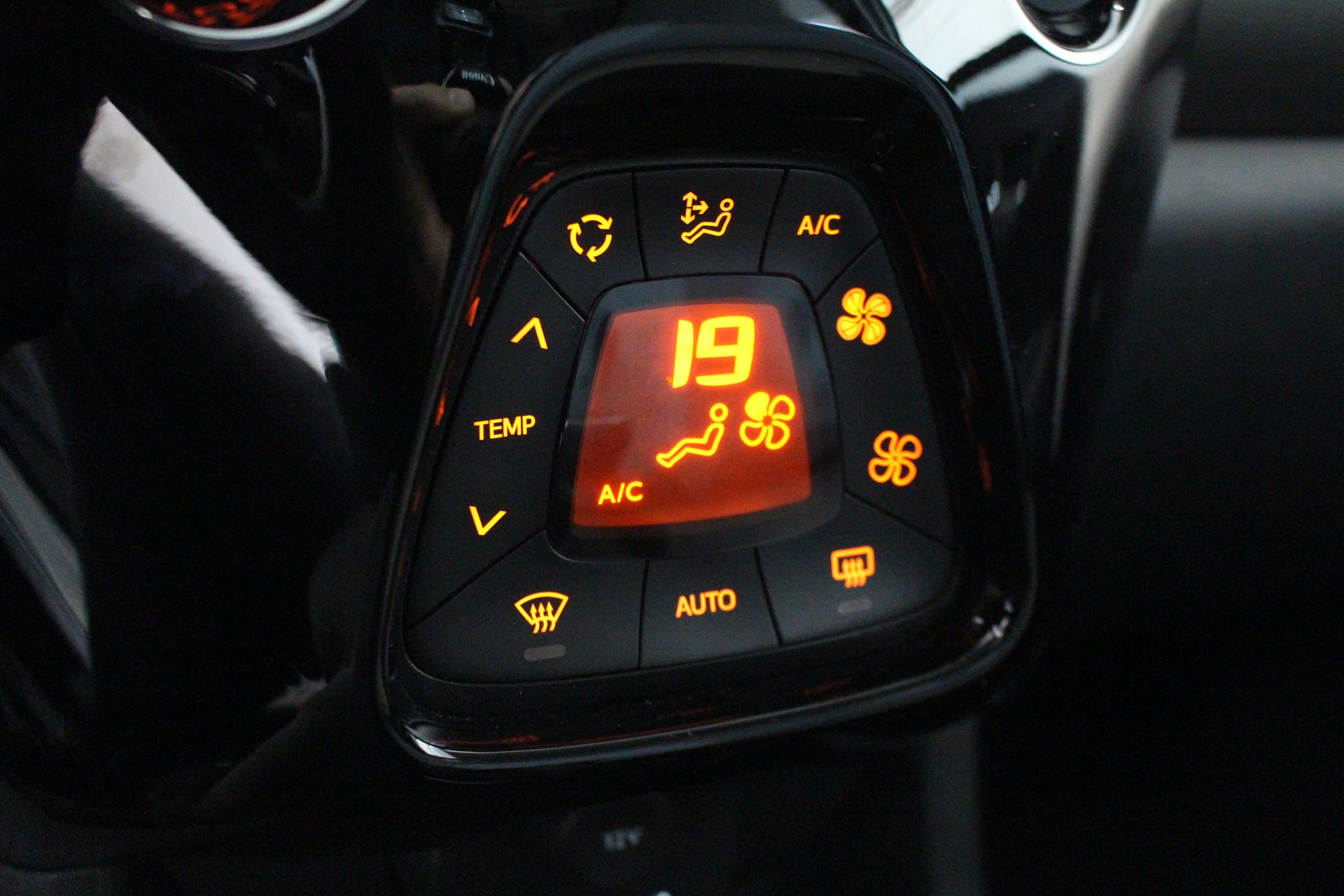 CITROEN C1 1.2 PureTech Shine Airscape-image-16