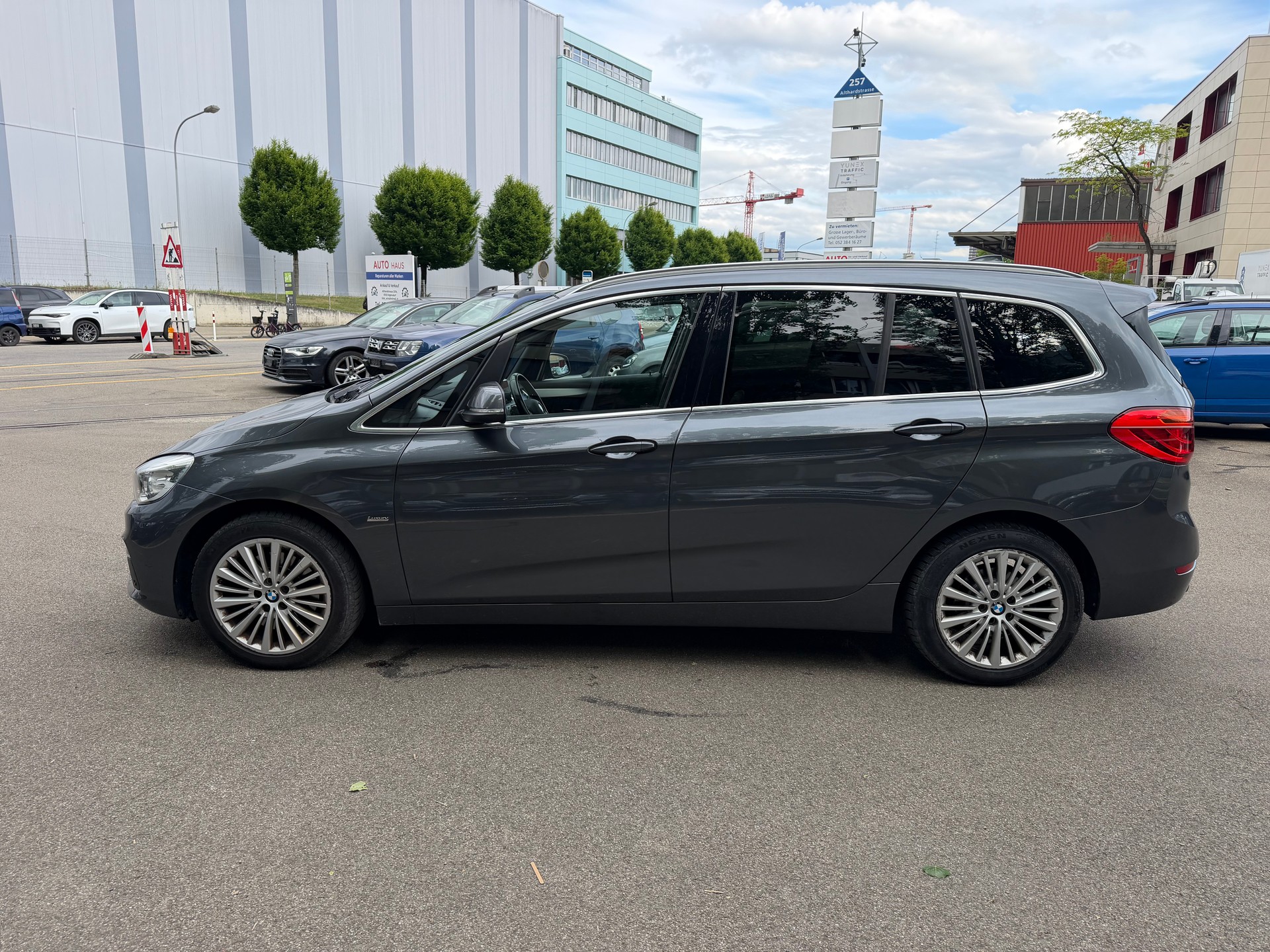 BMW 220d Gran Tourer Luxury Line-image-3