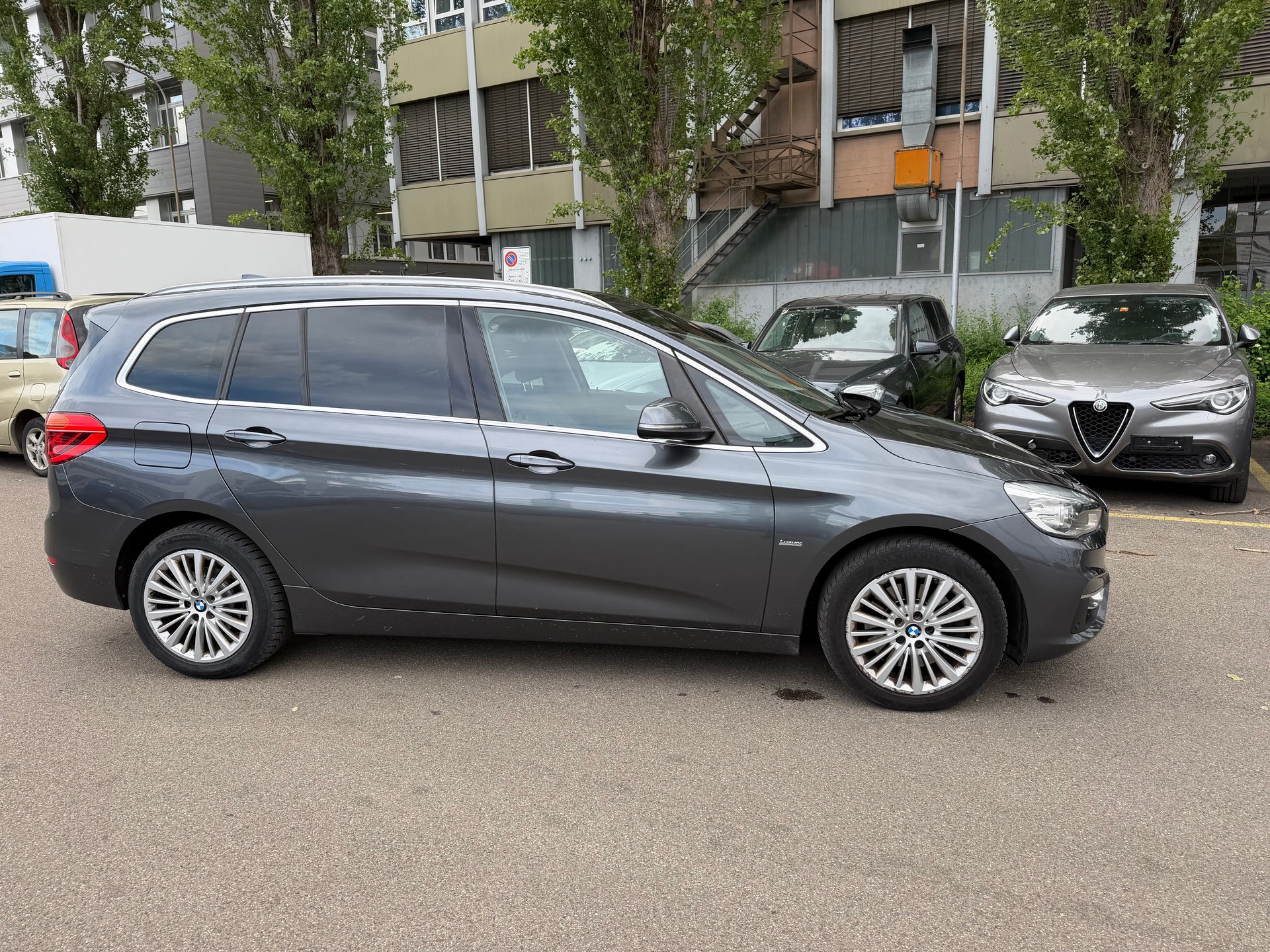 BMW 220d Gran Tourer Luxury Line-image-4