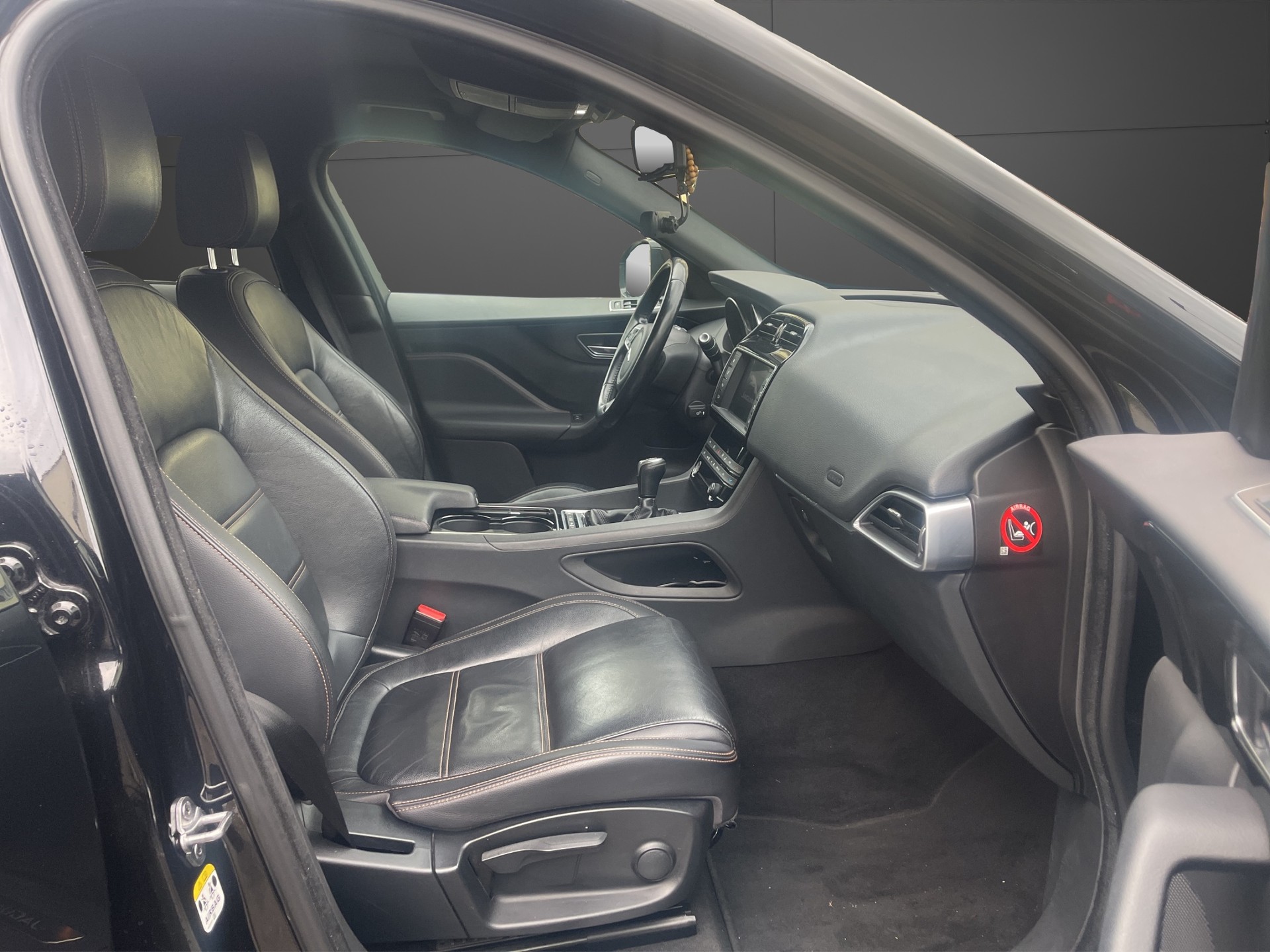 JAGUAR F-Pace 2.0d Pure AWD-image-11