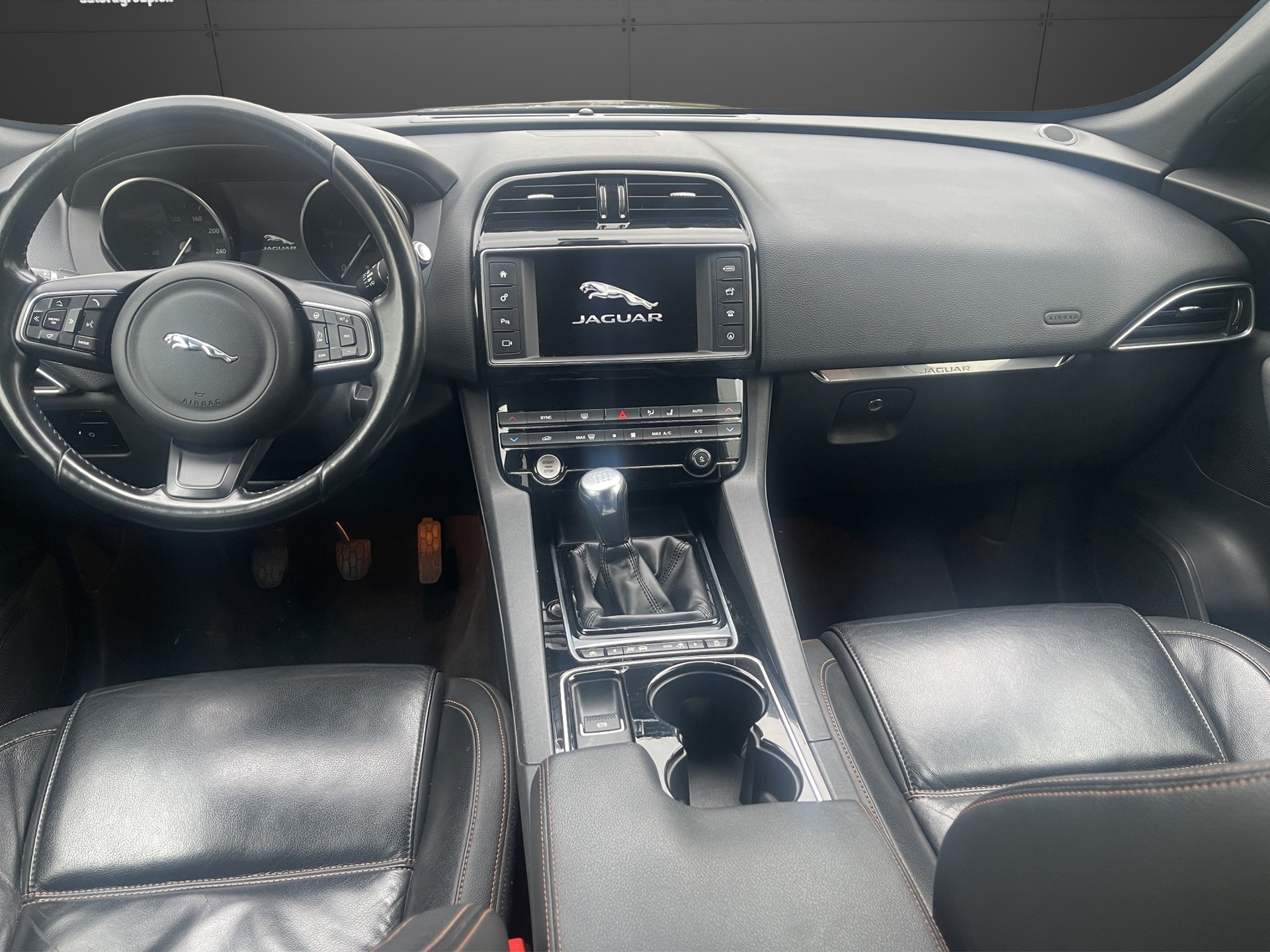 JAGUAR F-Pace 2.0d Pure AWD-image-8