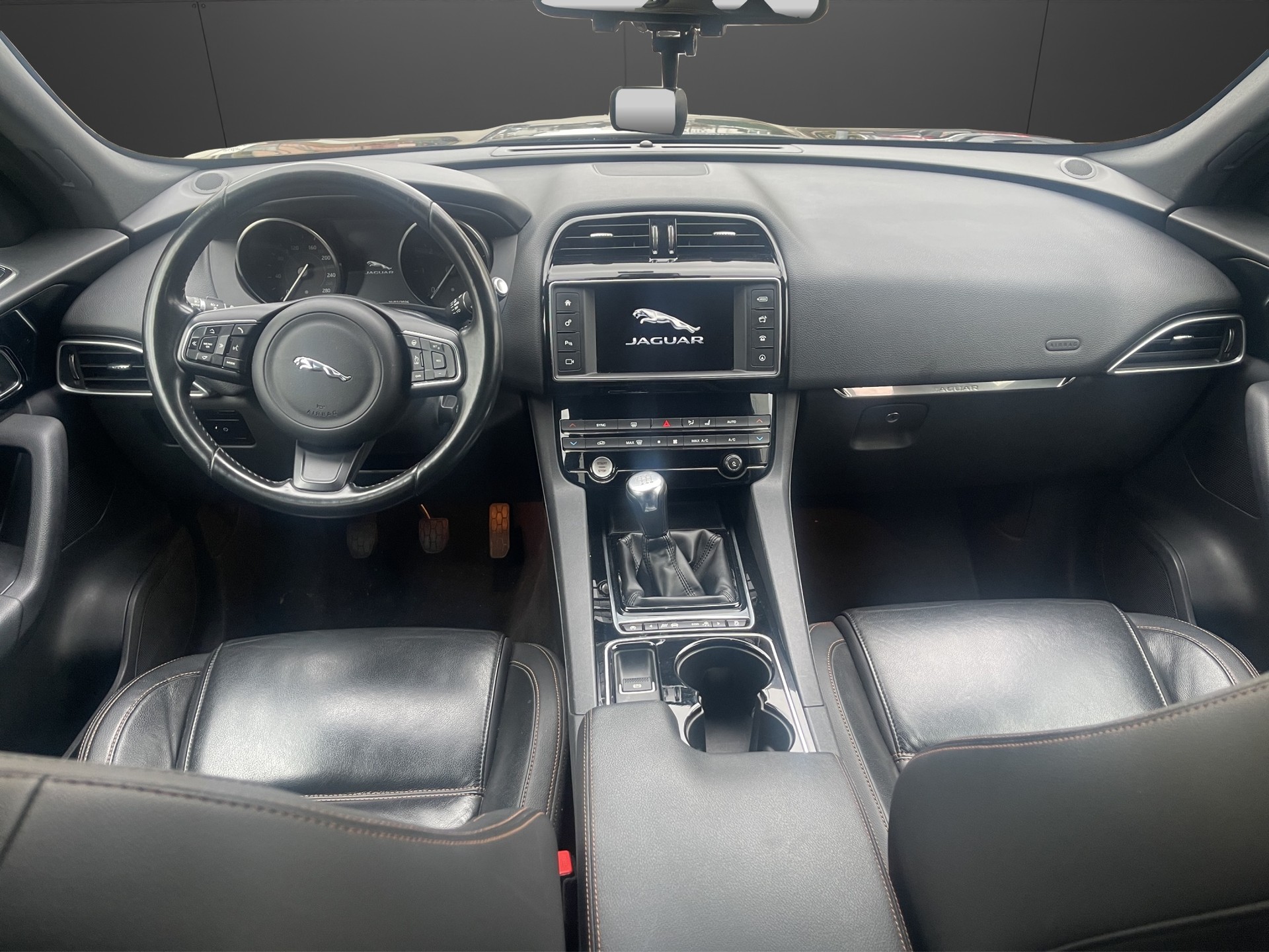 JAGUAR F-Pace 2.0d Pure AWD-image-9