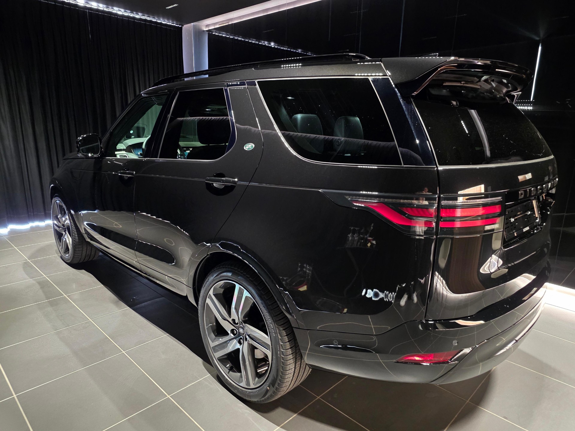 LAND ROVER Discovery 3.0 D I6 350 Dynamic HSE-showroom-element-1