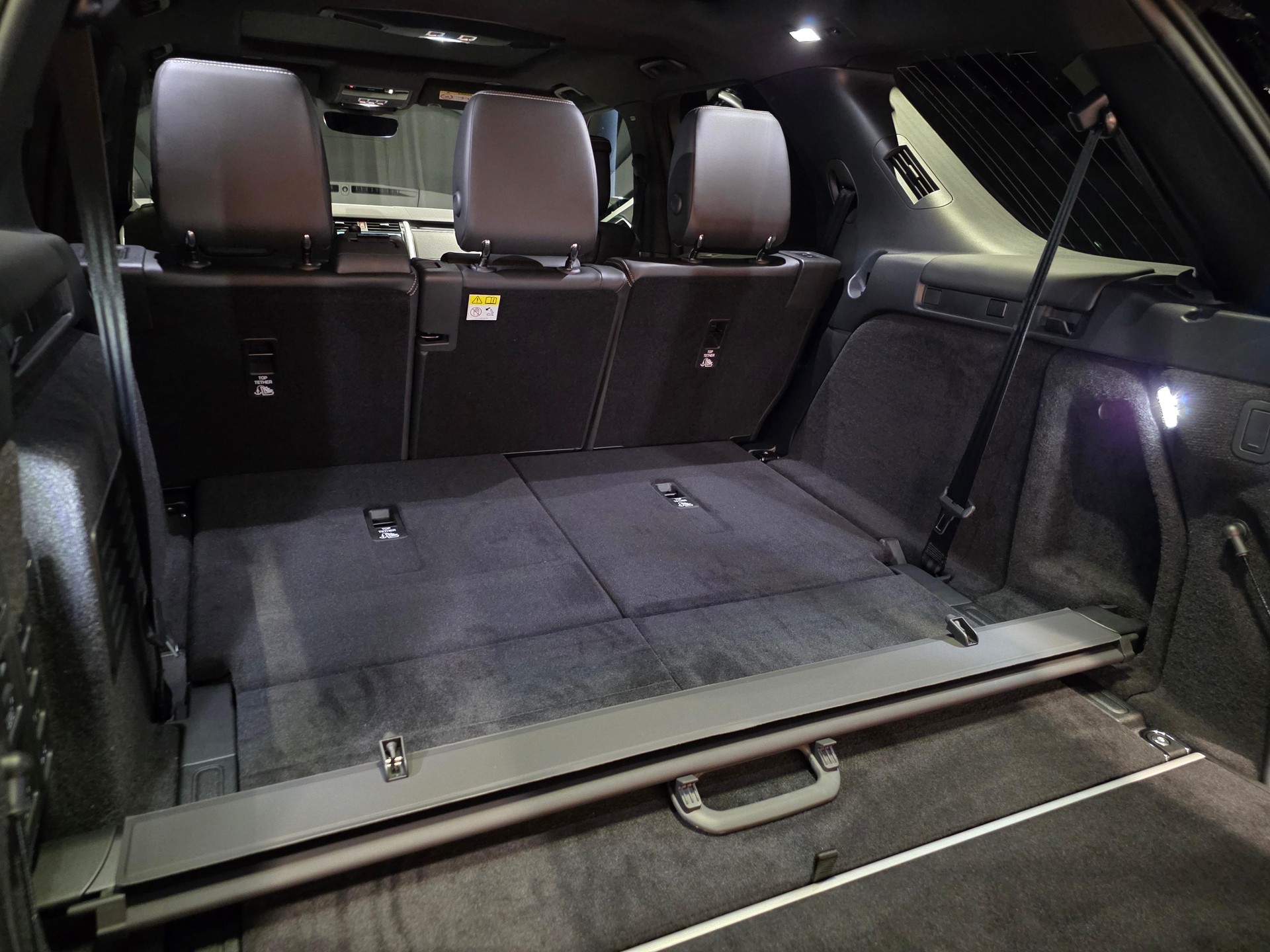 LAND ROVER Discovery 3.0 D I6 350 Dynamic HSE-showroom-element-3