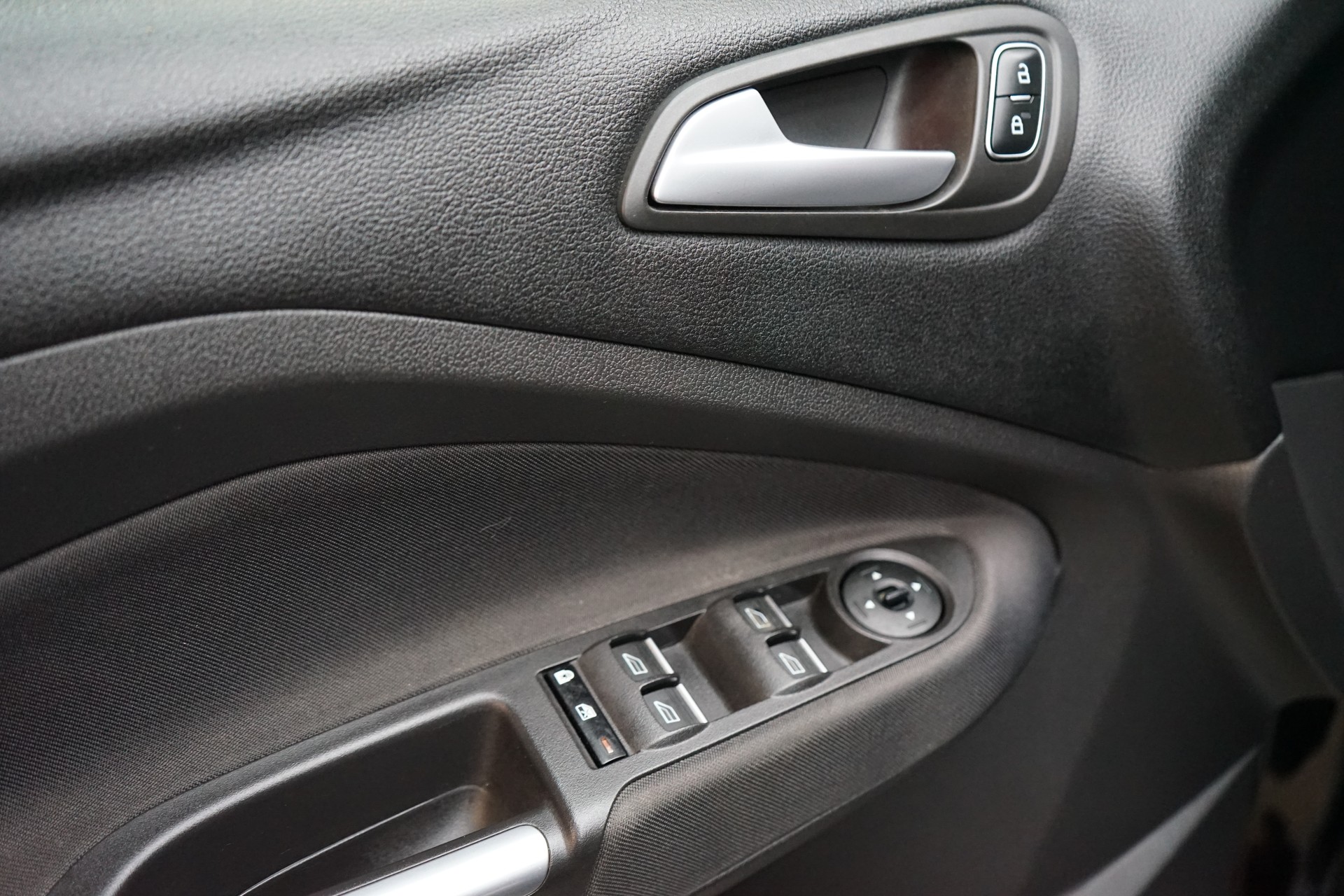 FORD C-Max 1.5 TDCi Trend PowerShift-image-15