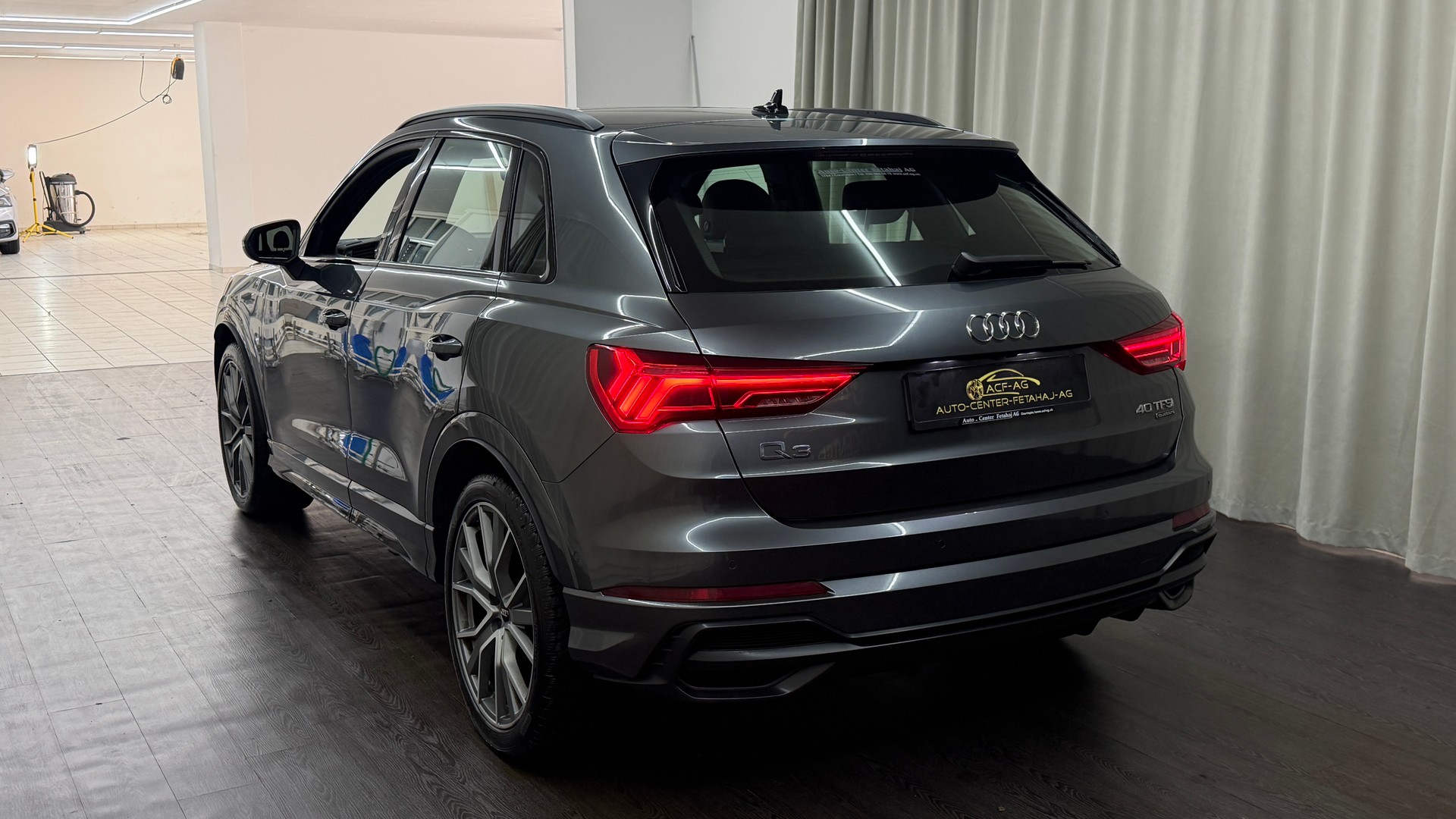 AUDI Q3 40 TFSI S line quattro S-tronic-image-5