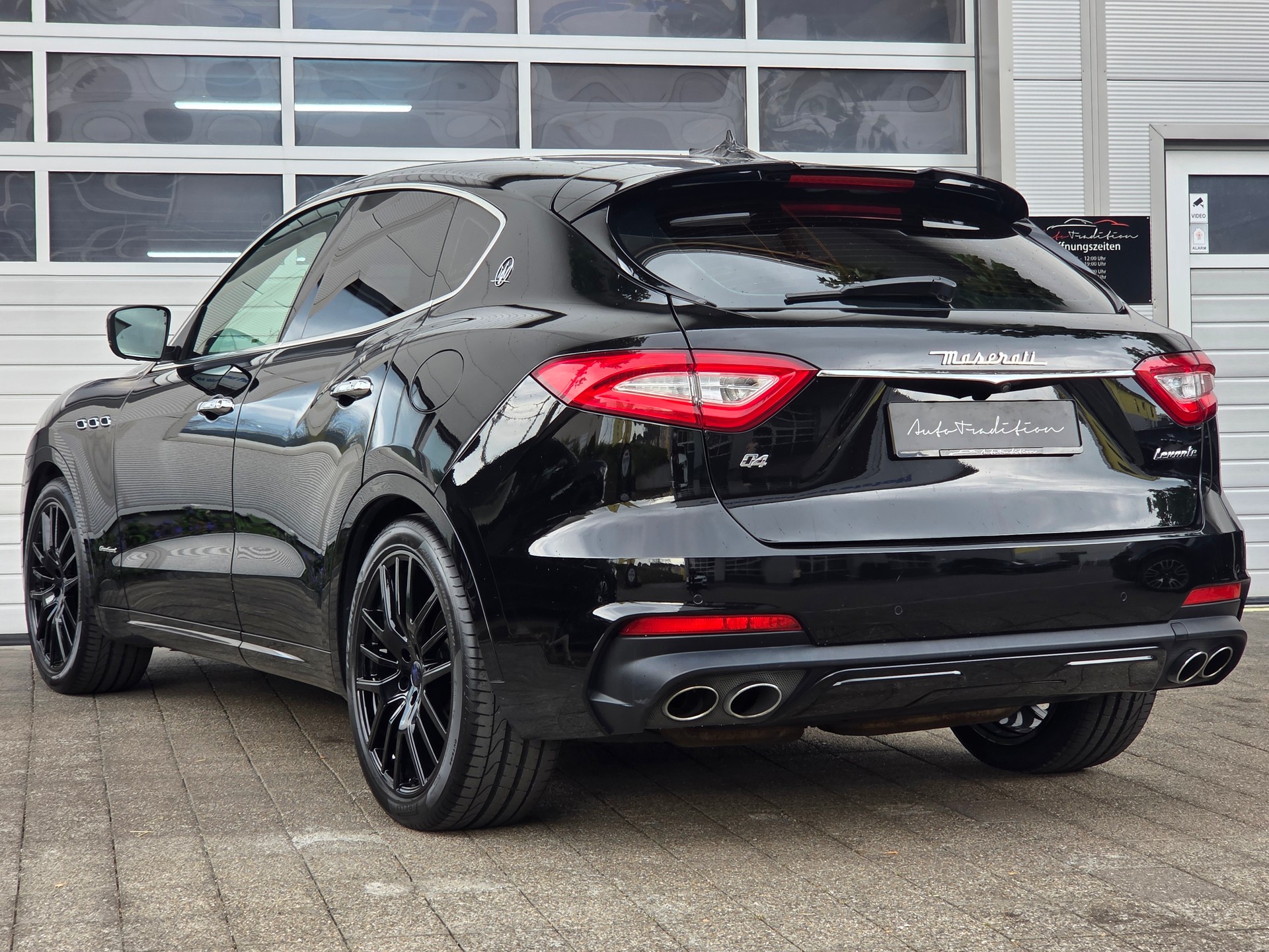 MASERATI Levante S 3.0 V6 Grand Sport | VOLLAUSSTATTUNG - CARBON PAKET/ 360° KAMERA/ PANORAMA/ ACC CRUISING CONTROL/ APPLE CARPLAY/-showroom-element-2