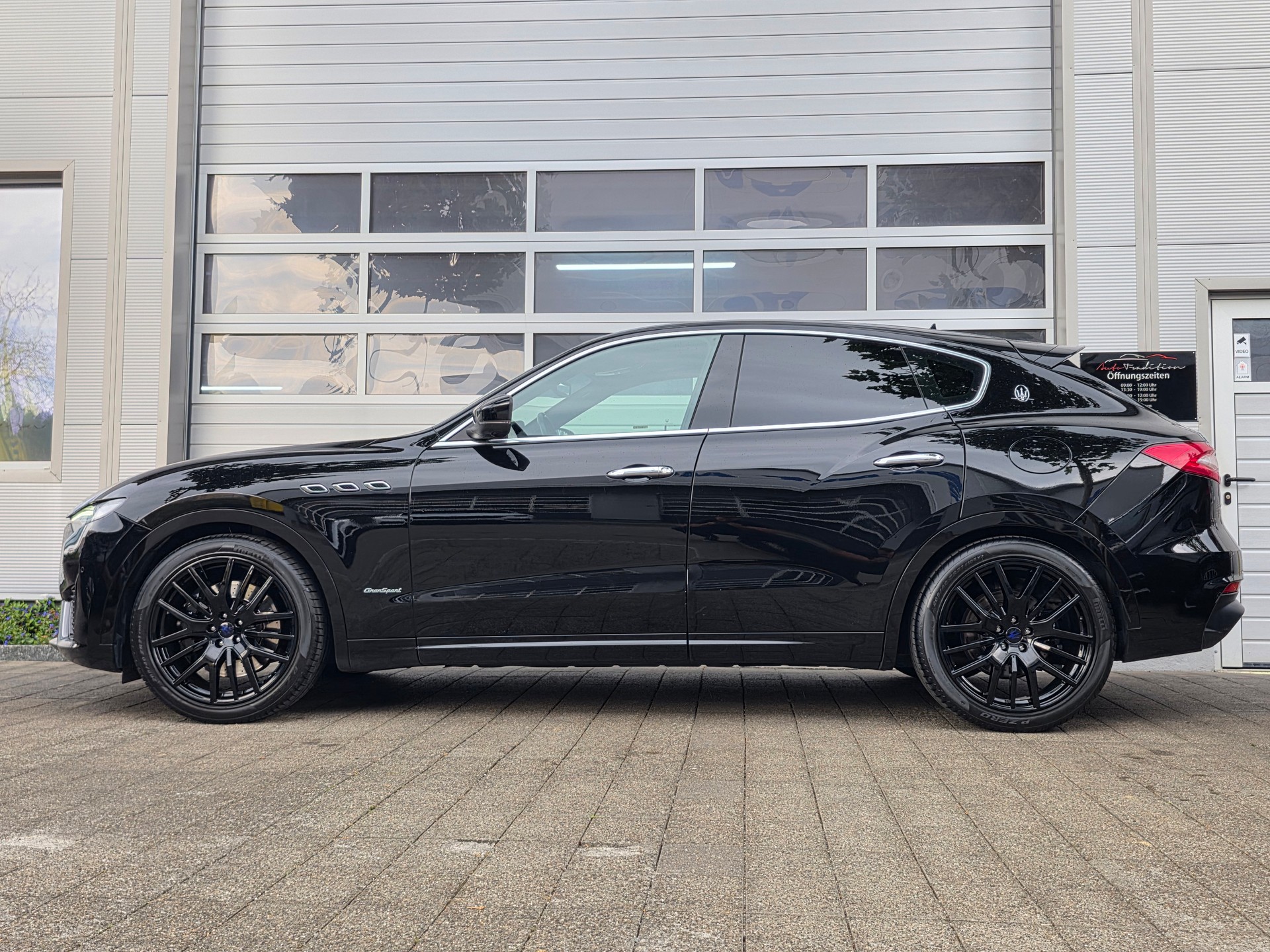 MASERATI Levante S 3.0 V6 Grand Sport | VOLLAUSSTATTUNG - CARBON PAKET/ 360° KAMERA/ PANORAMA/ ACC CRUISING CONTROL/ APPLE CARPLAY/-showroom-element-1