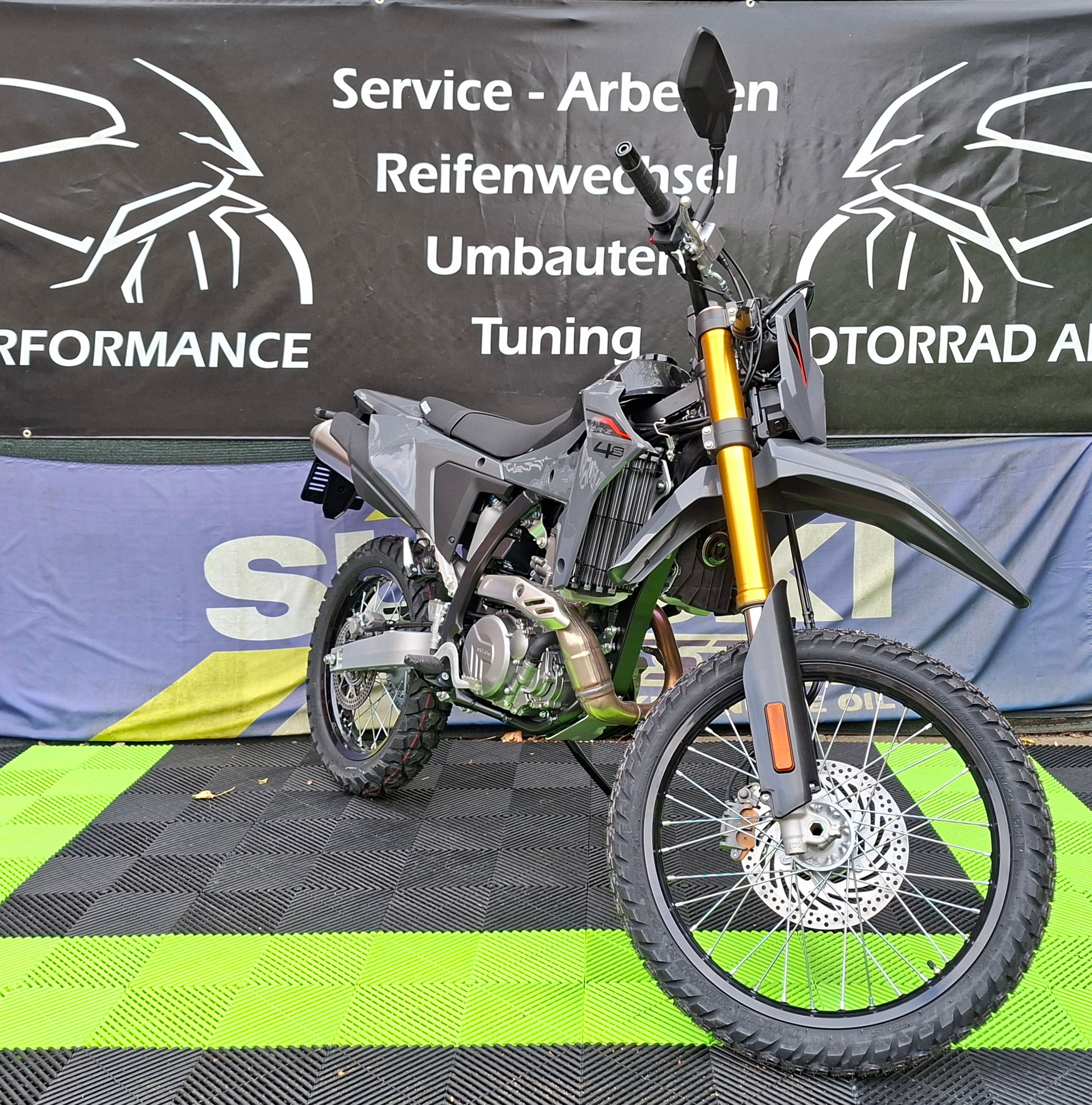 SUZUKI DRZ-4S-image-2