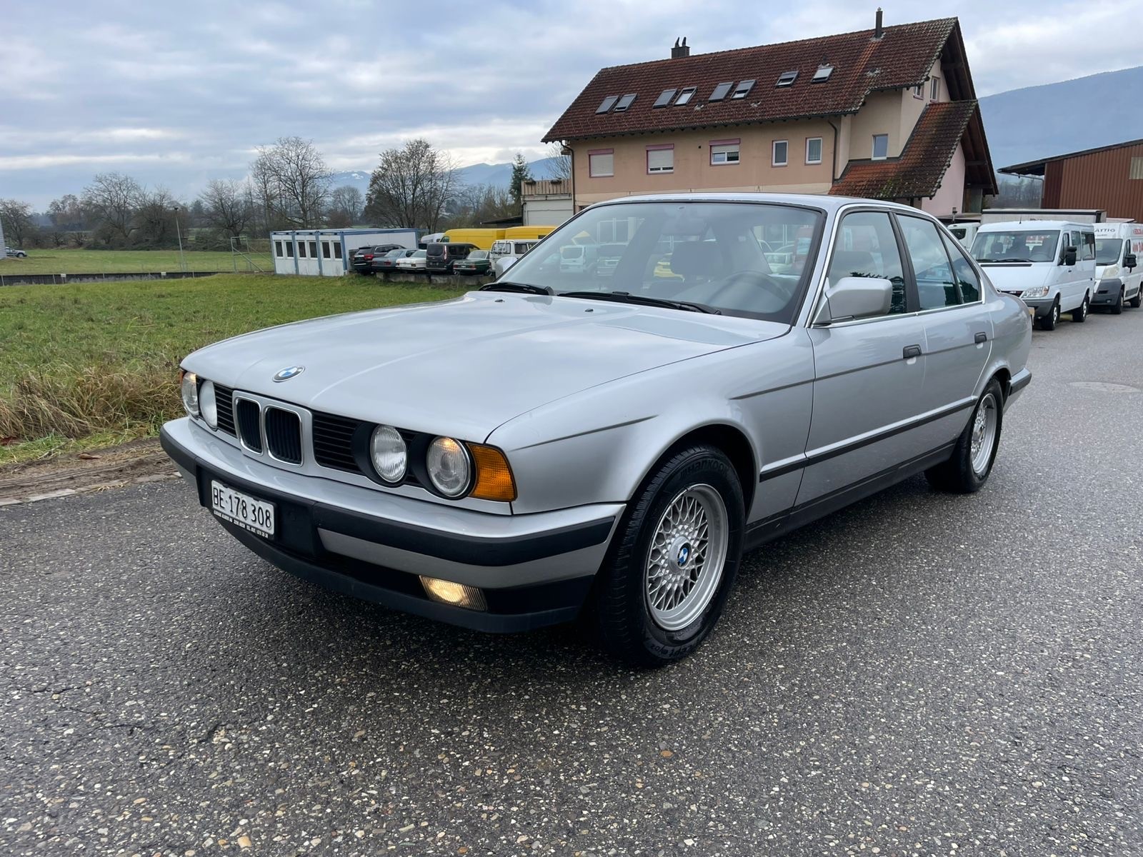 BMW 525i-image-1