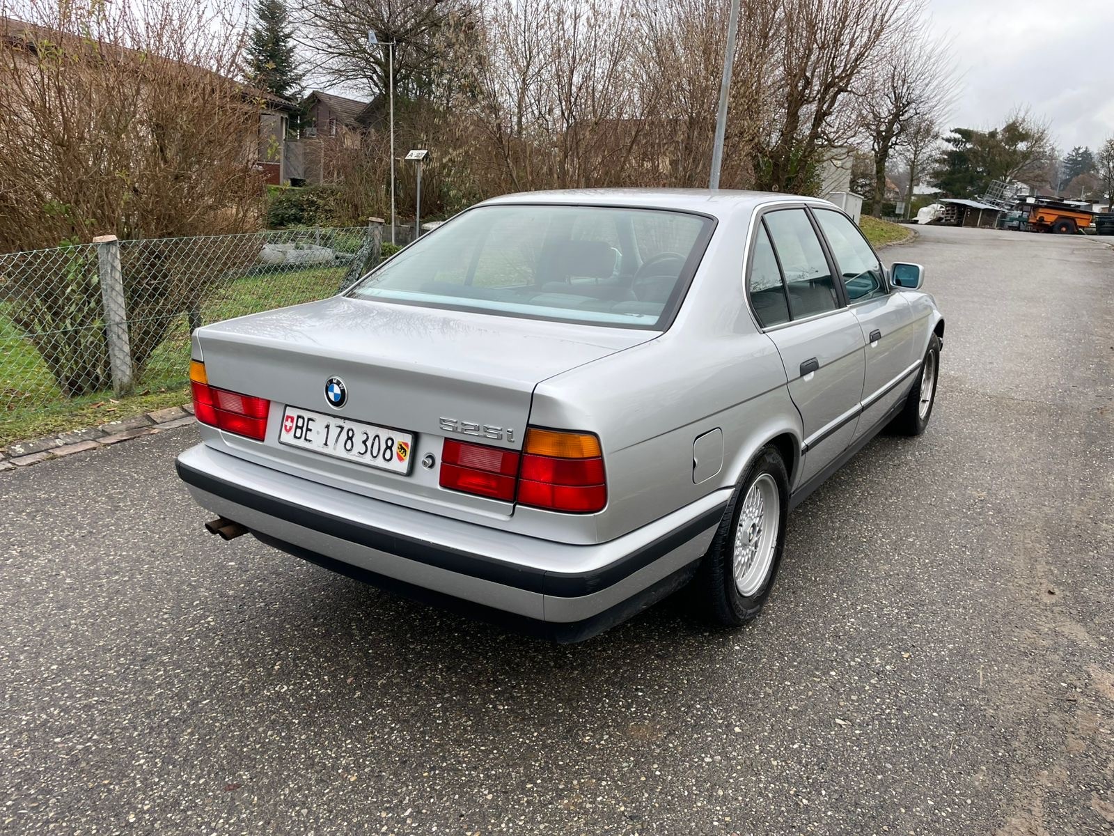 BMW 525i-image-2